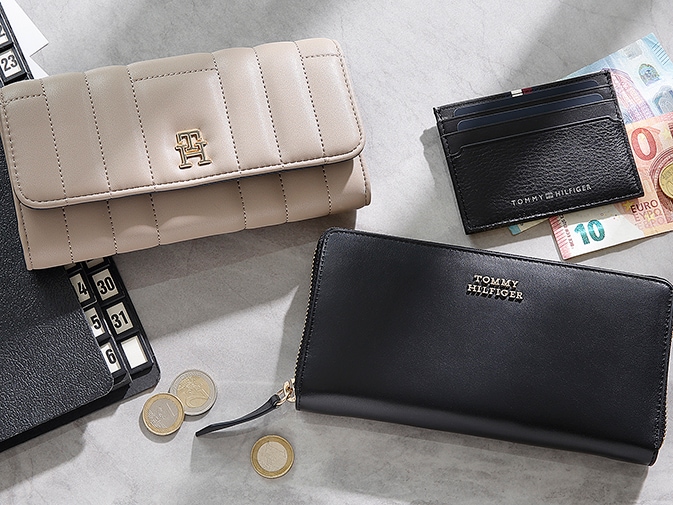 Tommy Hilfiger Geldbörse »TH FEMININE LRG FLAP«, Damen-Geldbeutel, Portemonnaie mit goldfarbenem TH-Schmuckelement