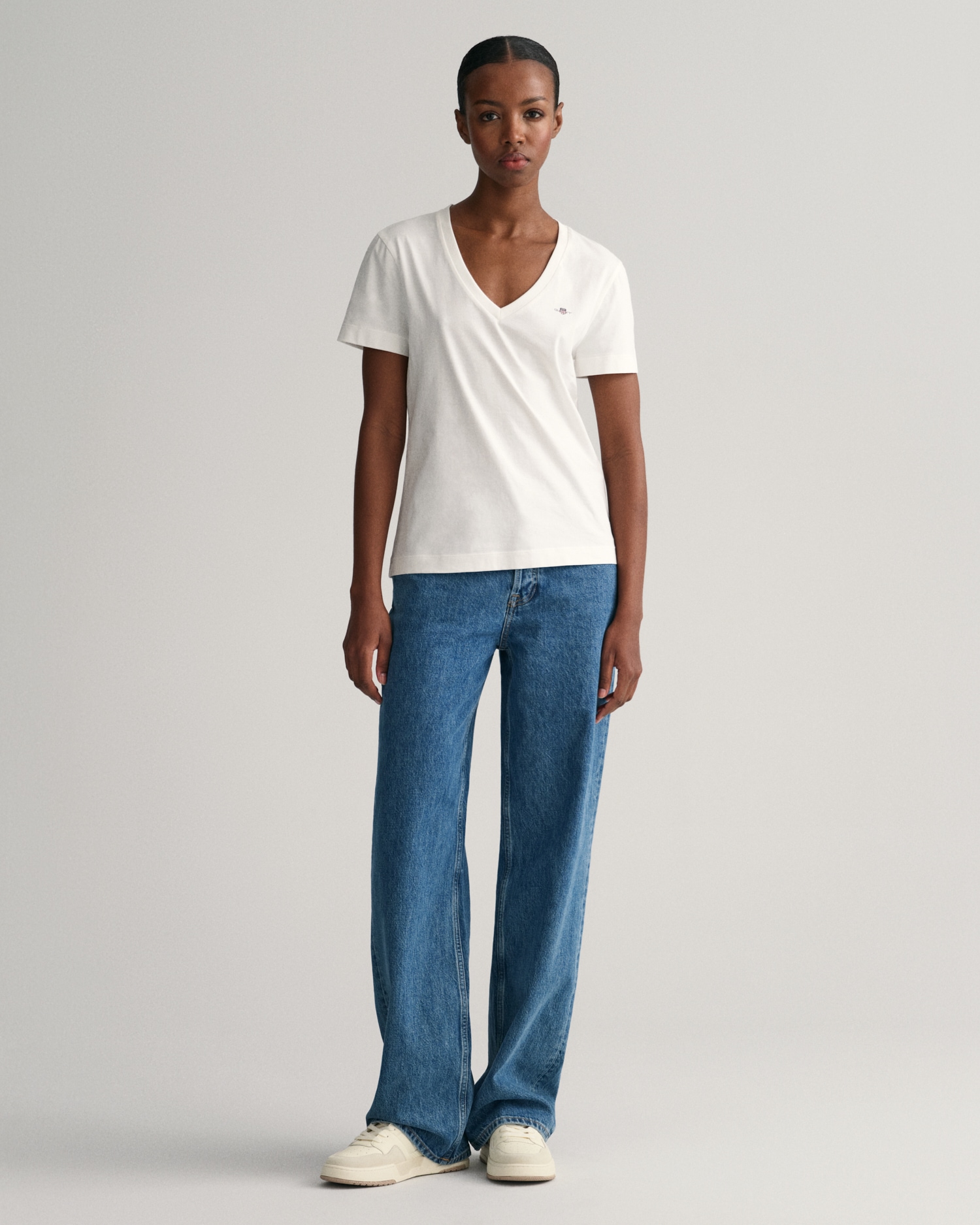 Gant T-Shirt »REG SHIELD KA V-NECK T-SHIRT« mit einer kleinen Logostickerei auf der Brust