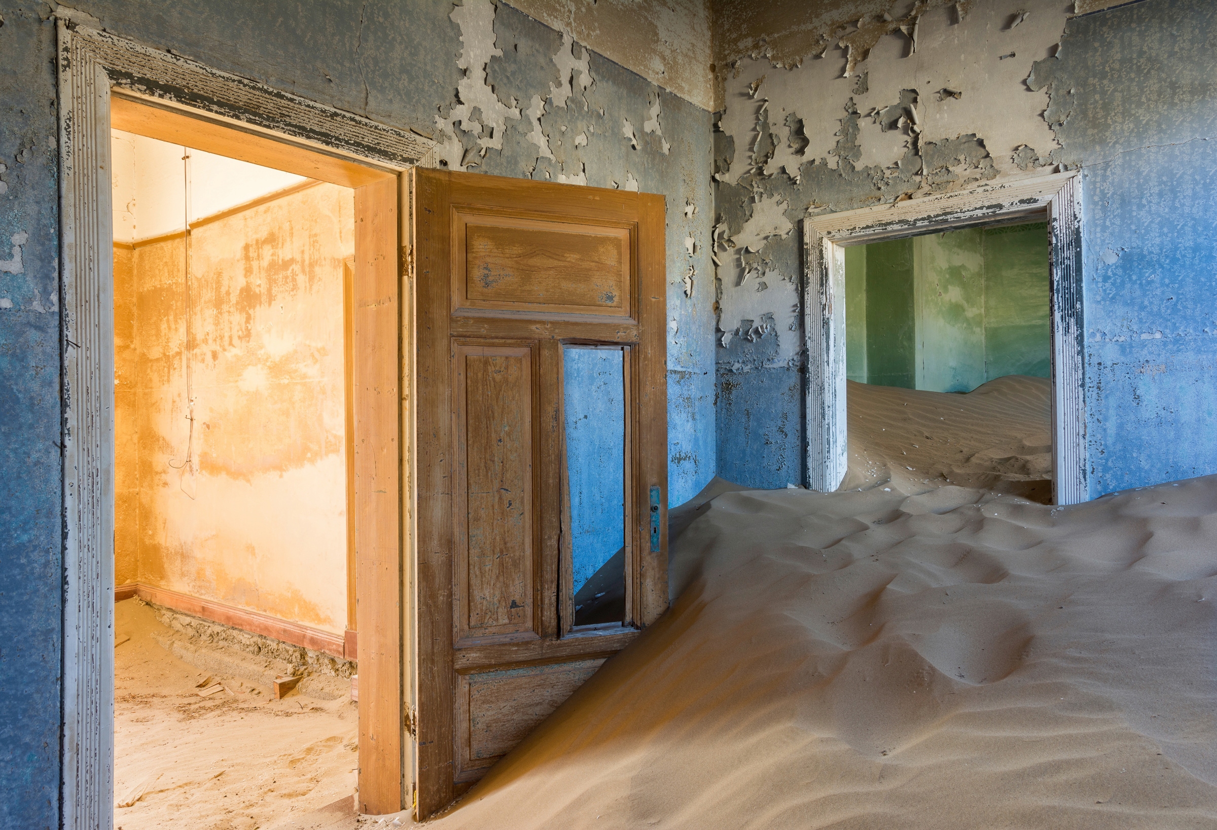 Papermoon, Fototapete »Photo-Art ASCHERMAIR, VERSCHWINDEN IN VERGESSENHEIT«, bunt, Vlies, B/L: 3,5 m m x 2,6 m m - Bahnen: 7 Stk. St., bunt