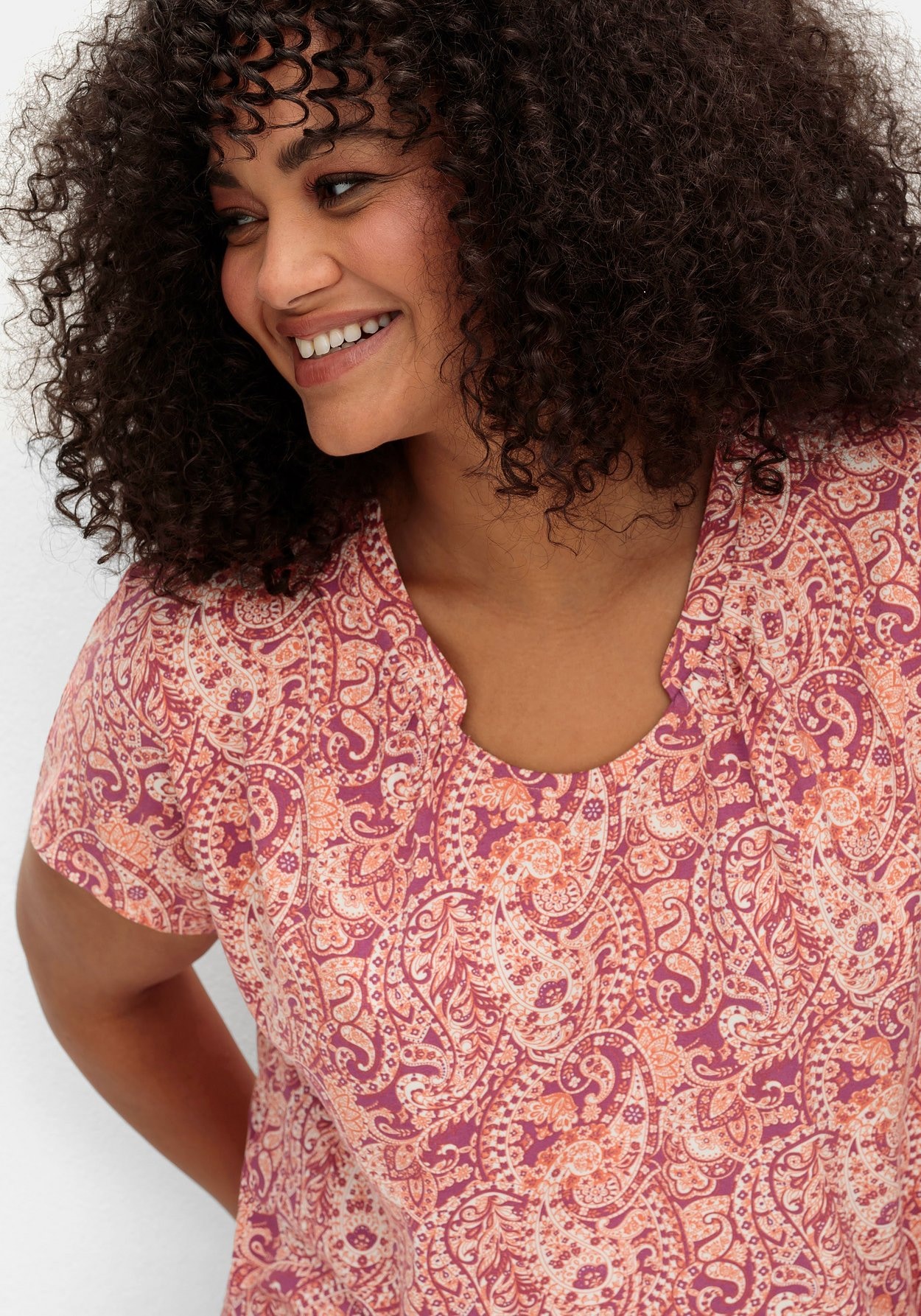 Sheego T-Shirt »Shirt mit Paisleyprint und Gummizugbund«