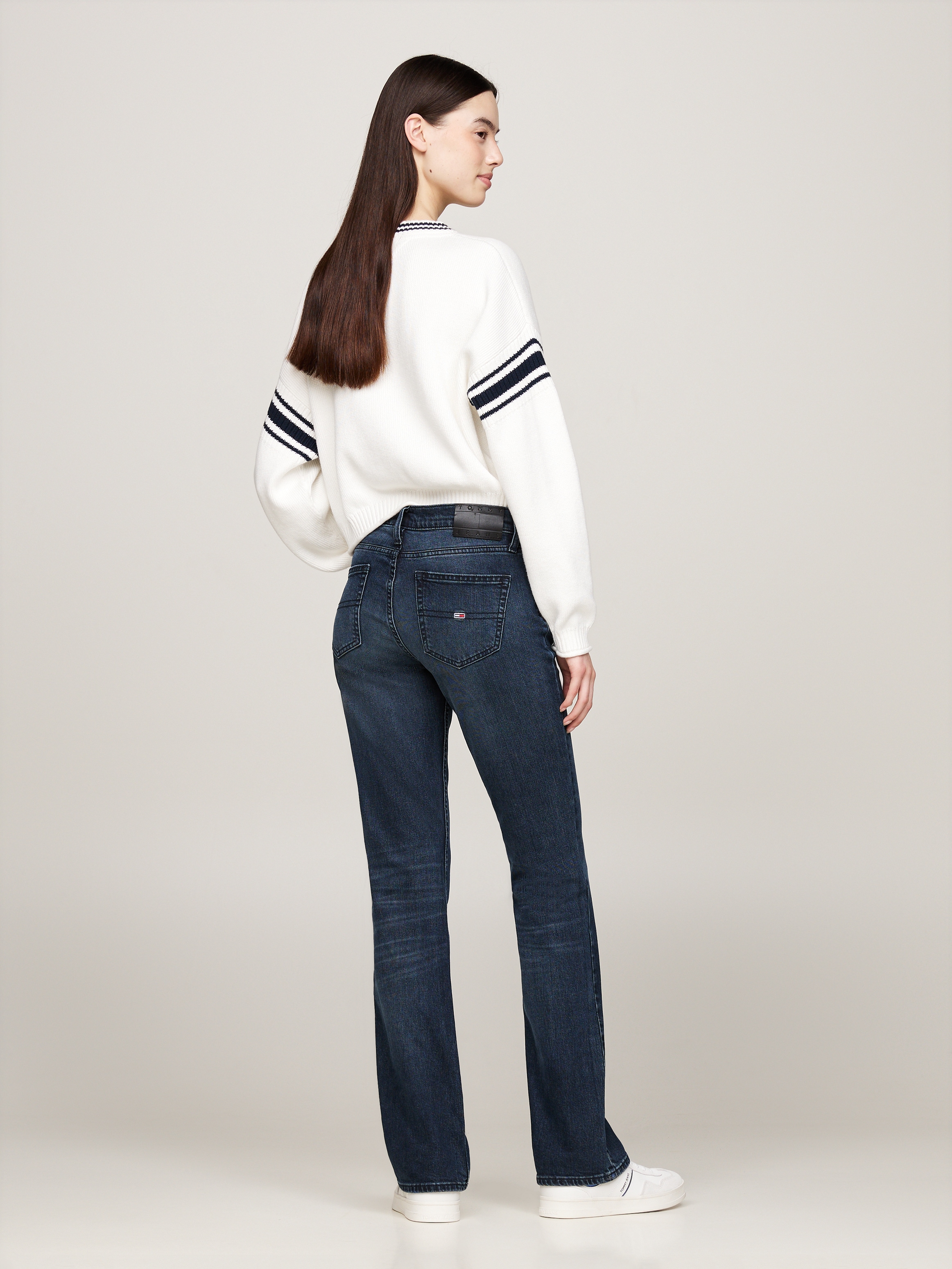 Tommy Jeans Bootcut-Jeans »MADDIE MD BC DH5161«, mit Logo-Badge und Stickereien