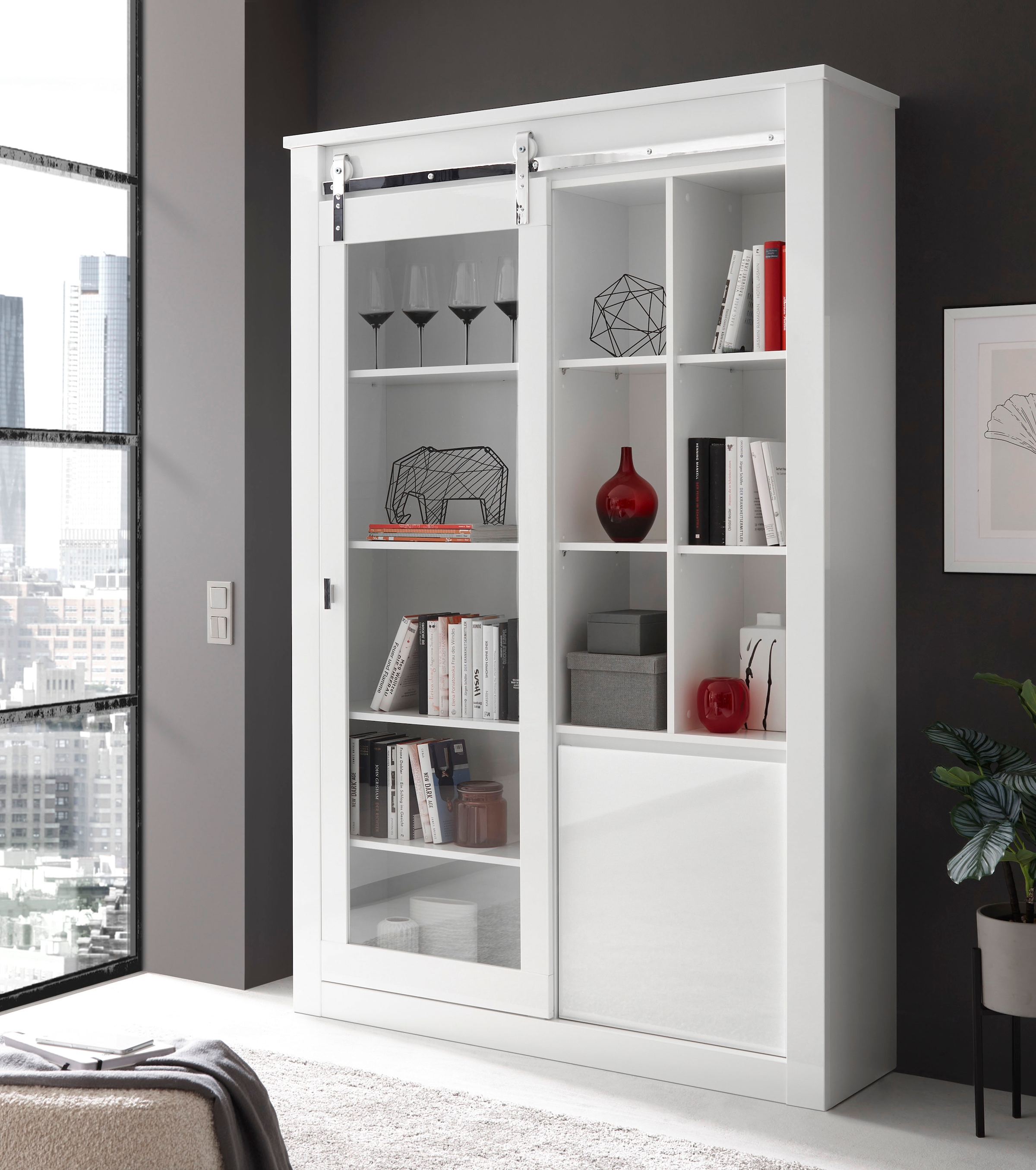 Home affaire Vitrine »Daytona, moderner Hochschrank, Glasvitrine in Weiß Hochglanz« mit Schiebetürenbeschlag in Chrom-Optik, ausreichend Stauraum