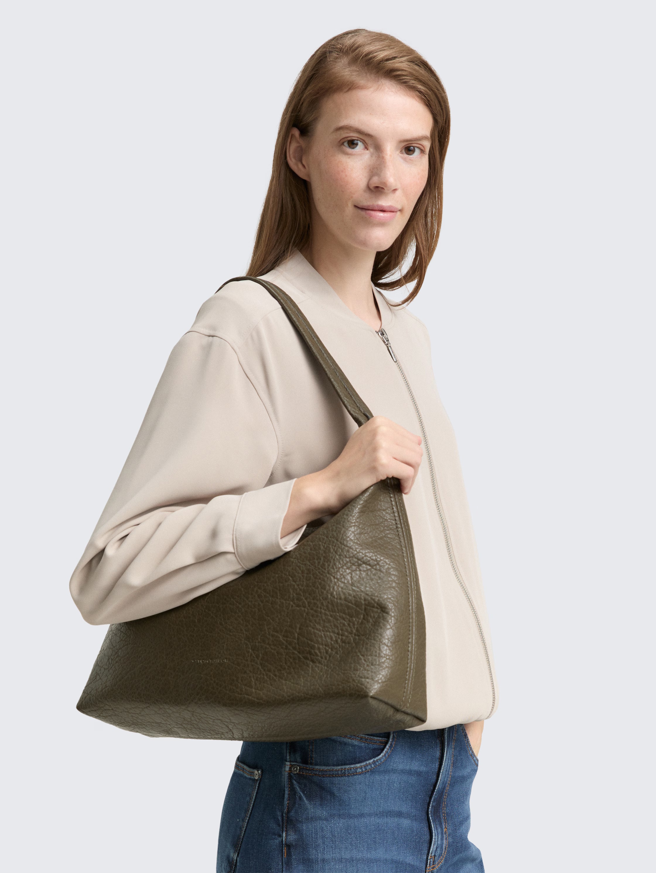 TOM TAILOR Hobo »Evelina« aus weichem Lederimtitat in lässiger Trapezform mit dekorativen Seiten