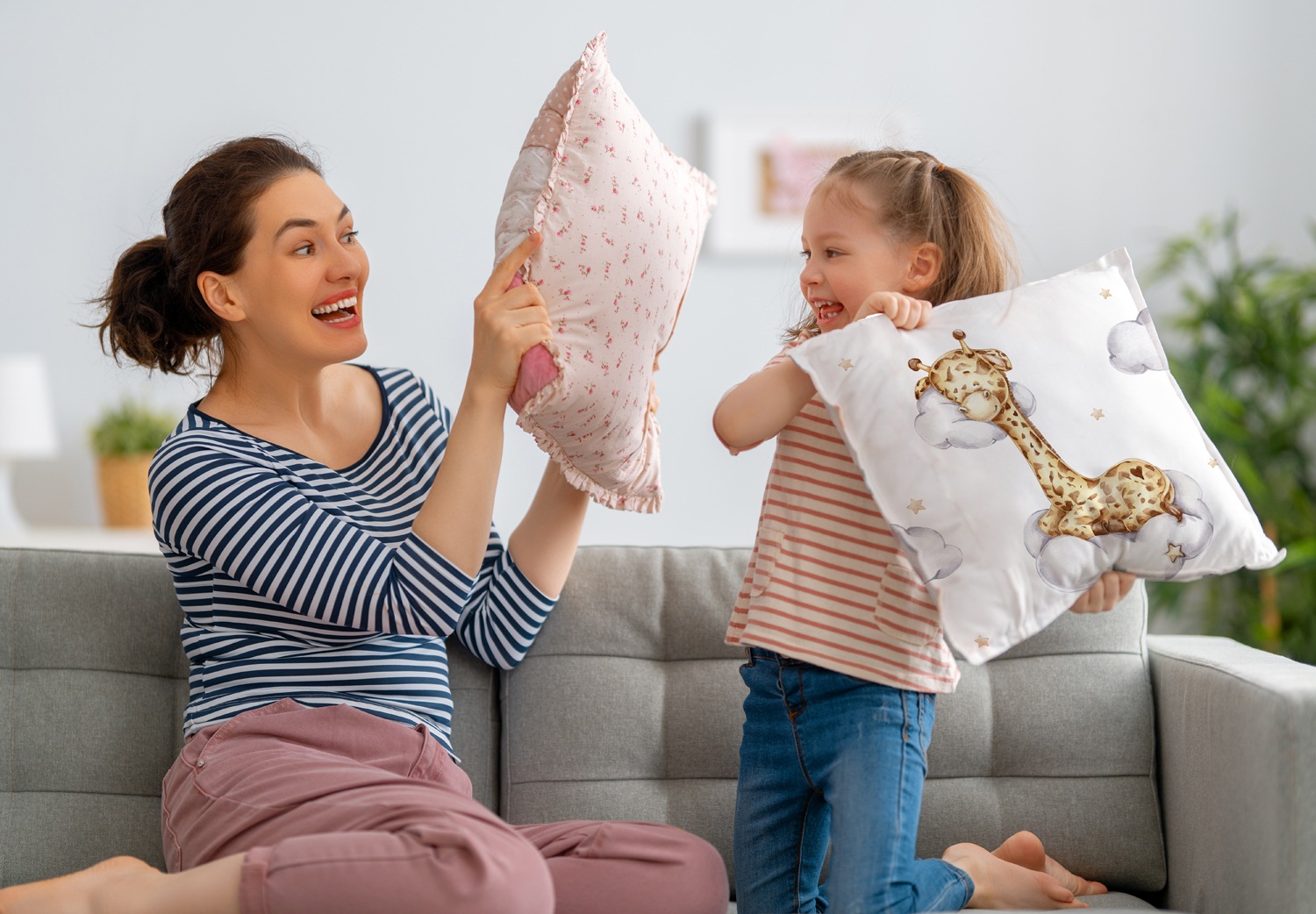 queence Dekokissen »Schlafende Giraffe«, Kissenhülle mit HD Premium Druck, geruchsneutral, 40x40cm