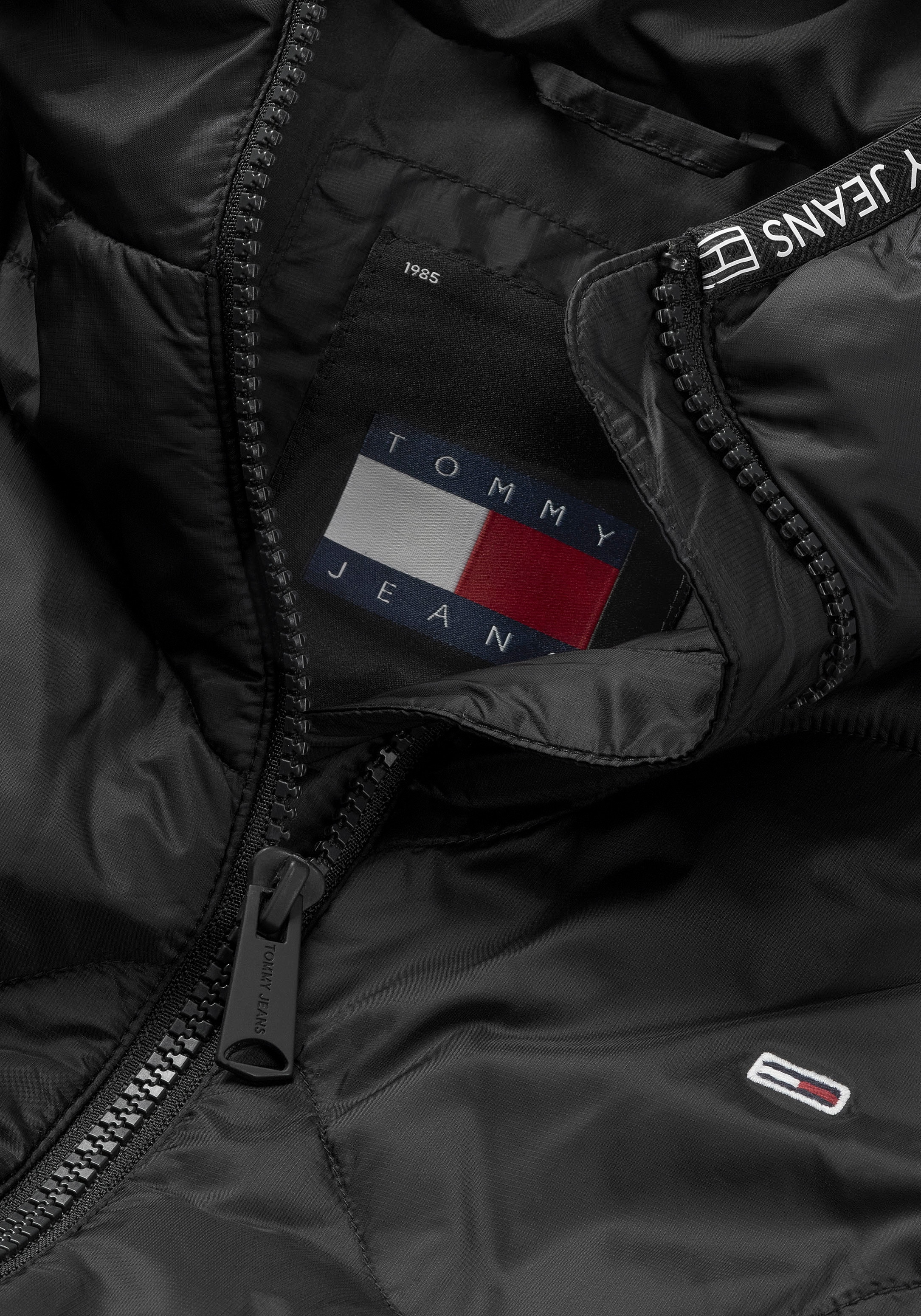 Tommy Jeans Curve Steppjacke »TJW QUILTED TAPE HOOD PUFFER EXT«, mit Kapuze, mit Logostickerei