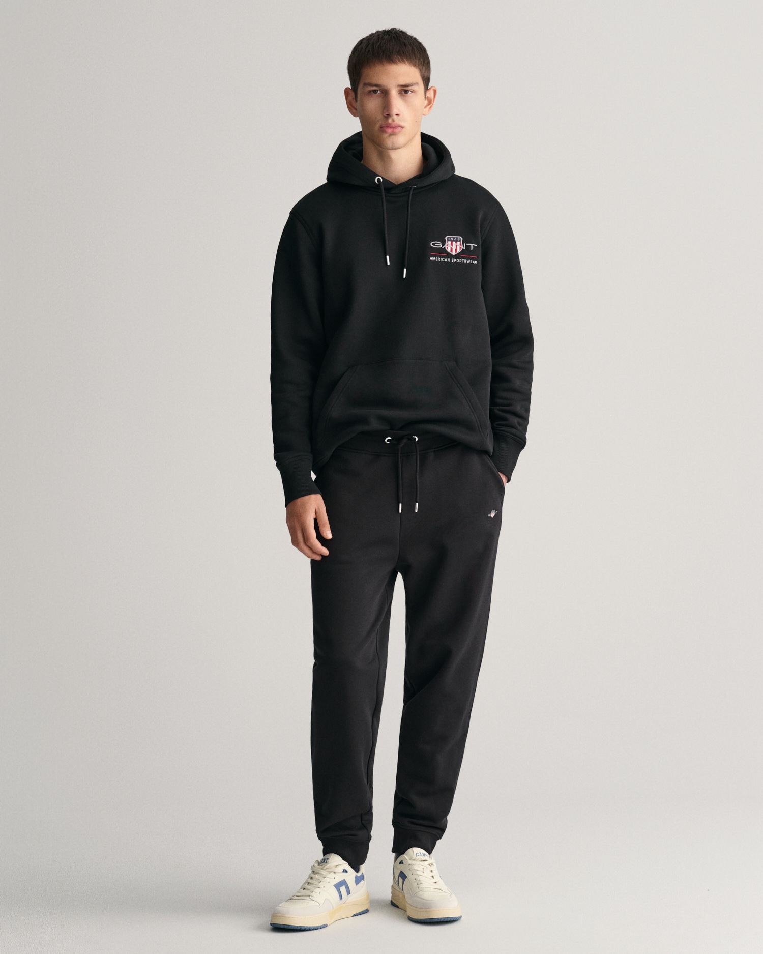 Gant Sweathose »REG SHIELD SWEATPANTS«, mit Logostickerei unterhalb des Bunds