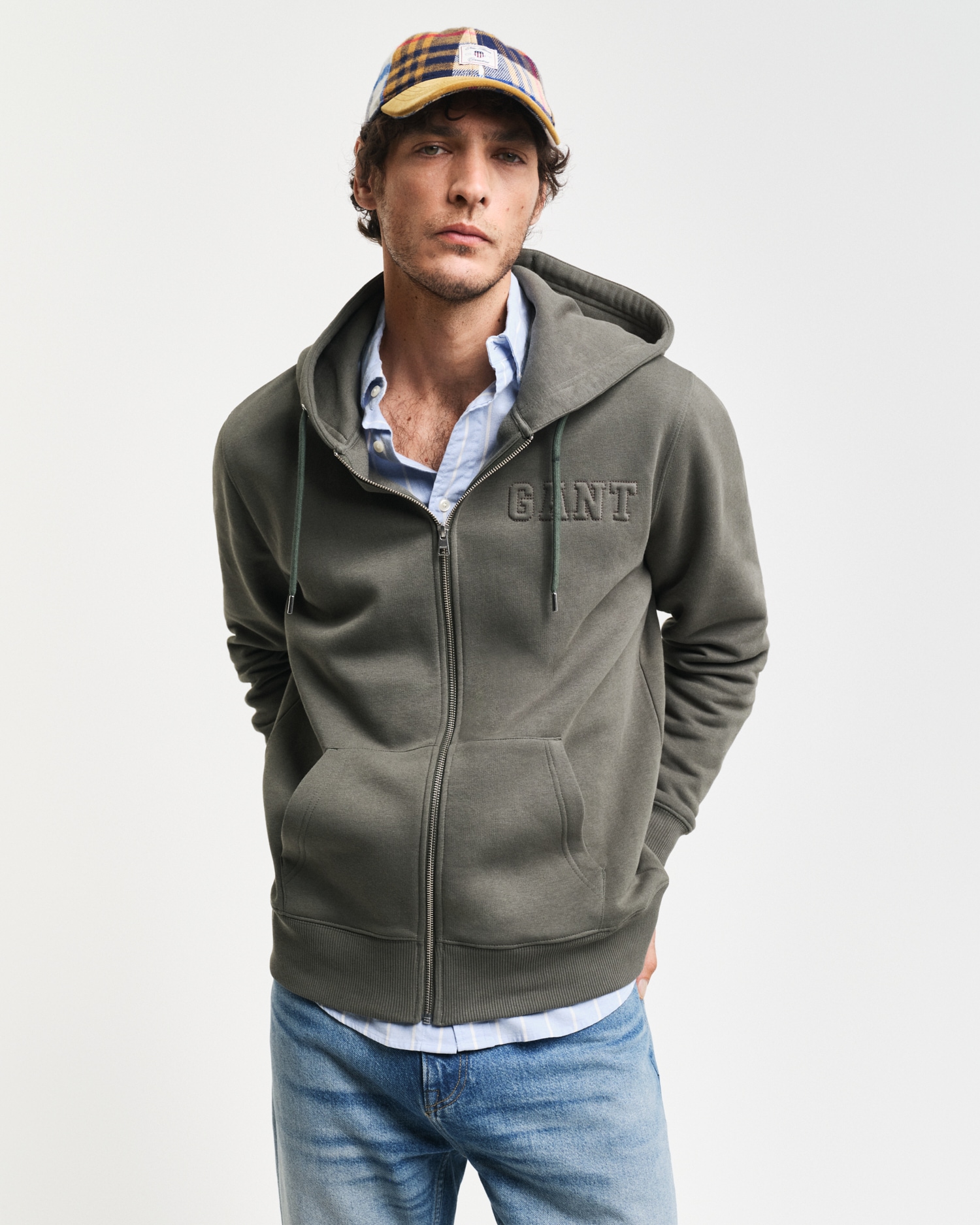 Kapuzensweatjacke »EMBOSSED FULL-ZIP HOODIE«, eine erhabene GANT-Grafikprägung auf der...