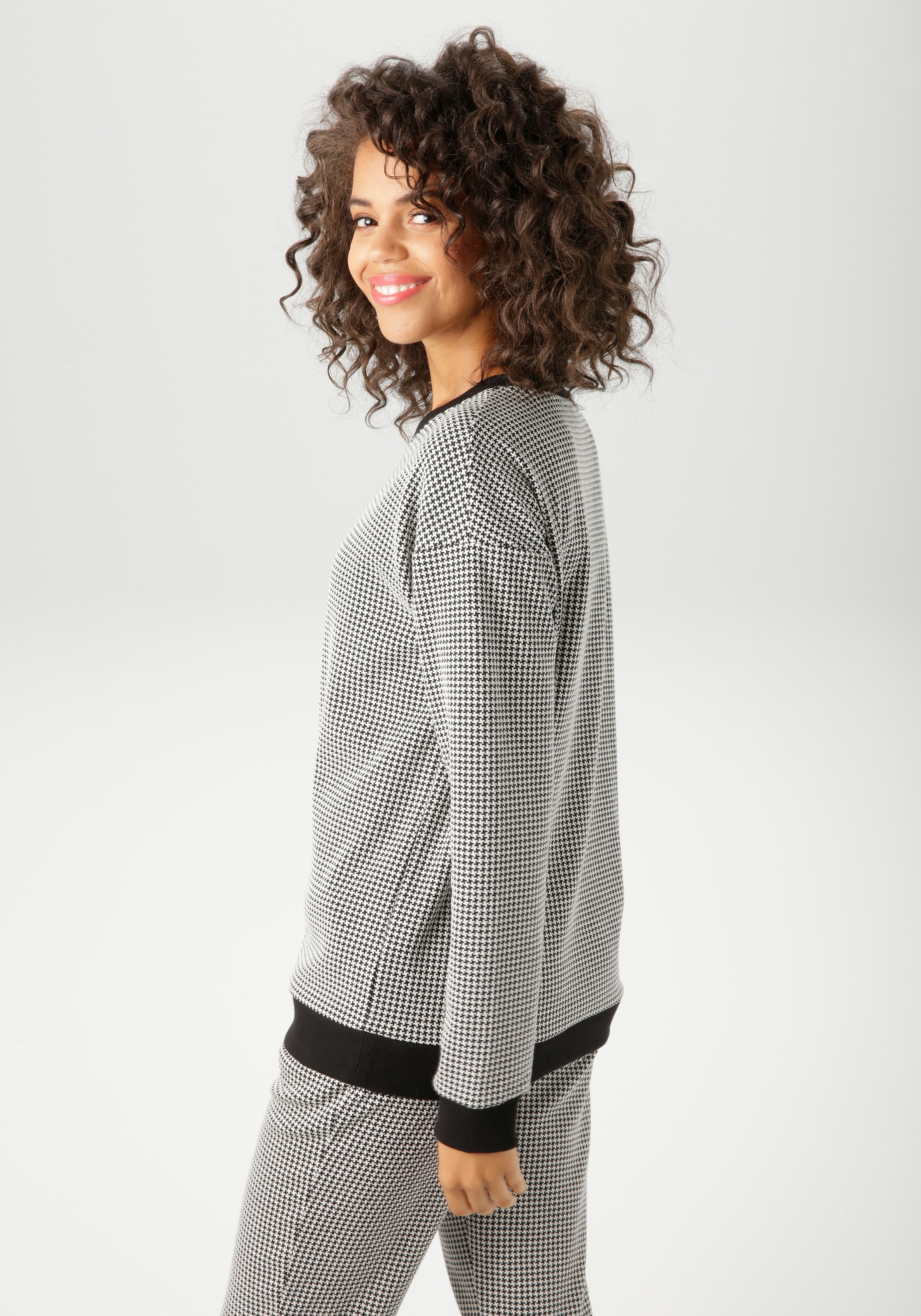Aniston CASUAL Sweatshirt , mit trendigem Hahnentritt-Muster
