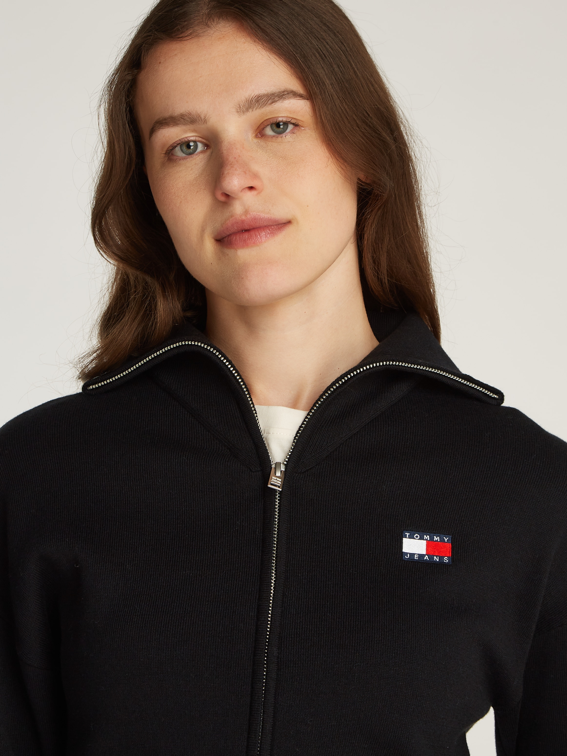 Tommy Jeans Strickjacke »TJW CRP BADGE ZIP THRU CARDIGAN«, in Cropped Form