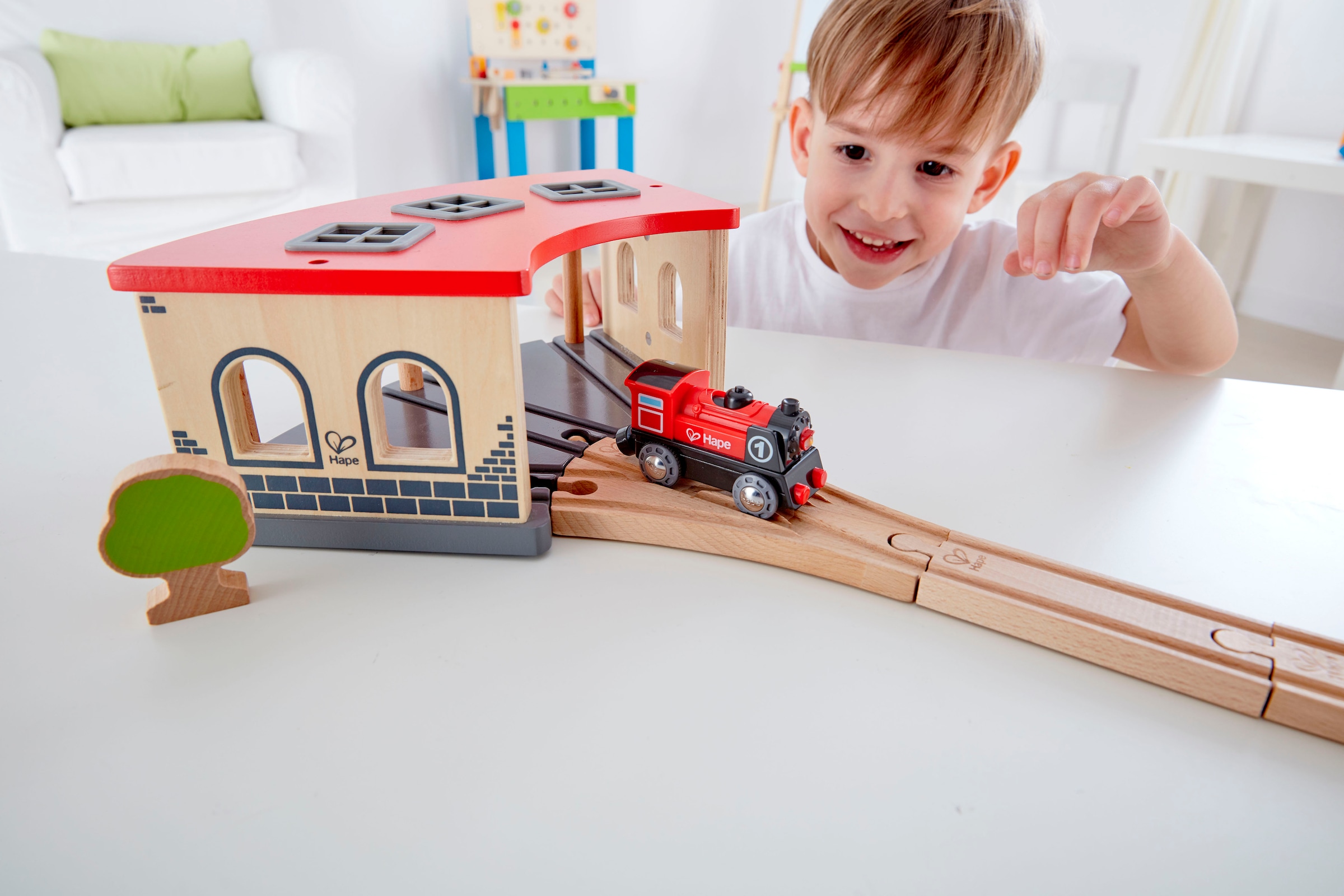 Hape Spielzeugeisenbahn-Gebäude »Großer Lokschuppen«