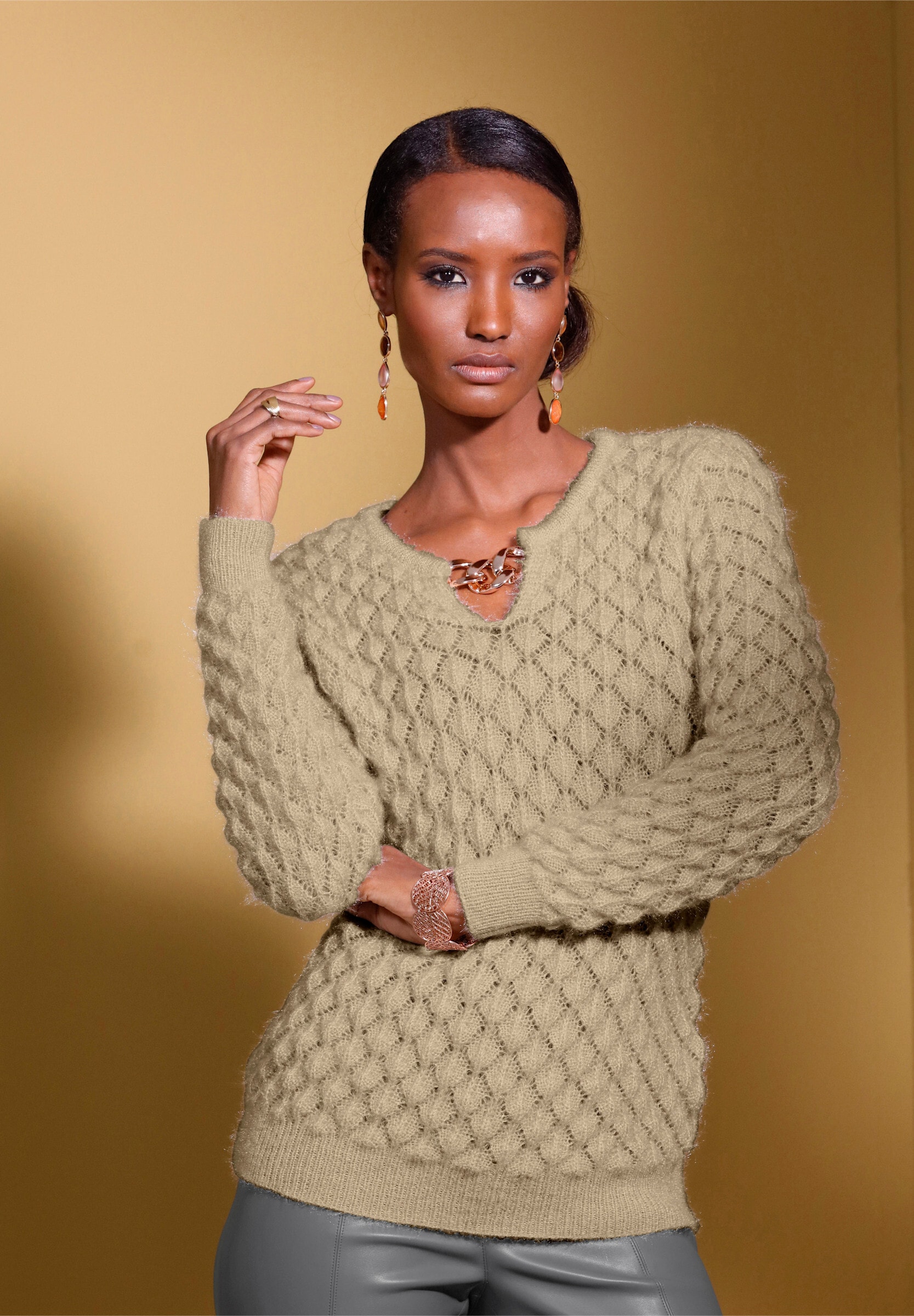 creation L Rundhalspullover »Pullover Ajourpullover mit Ketten-Applikation«