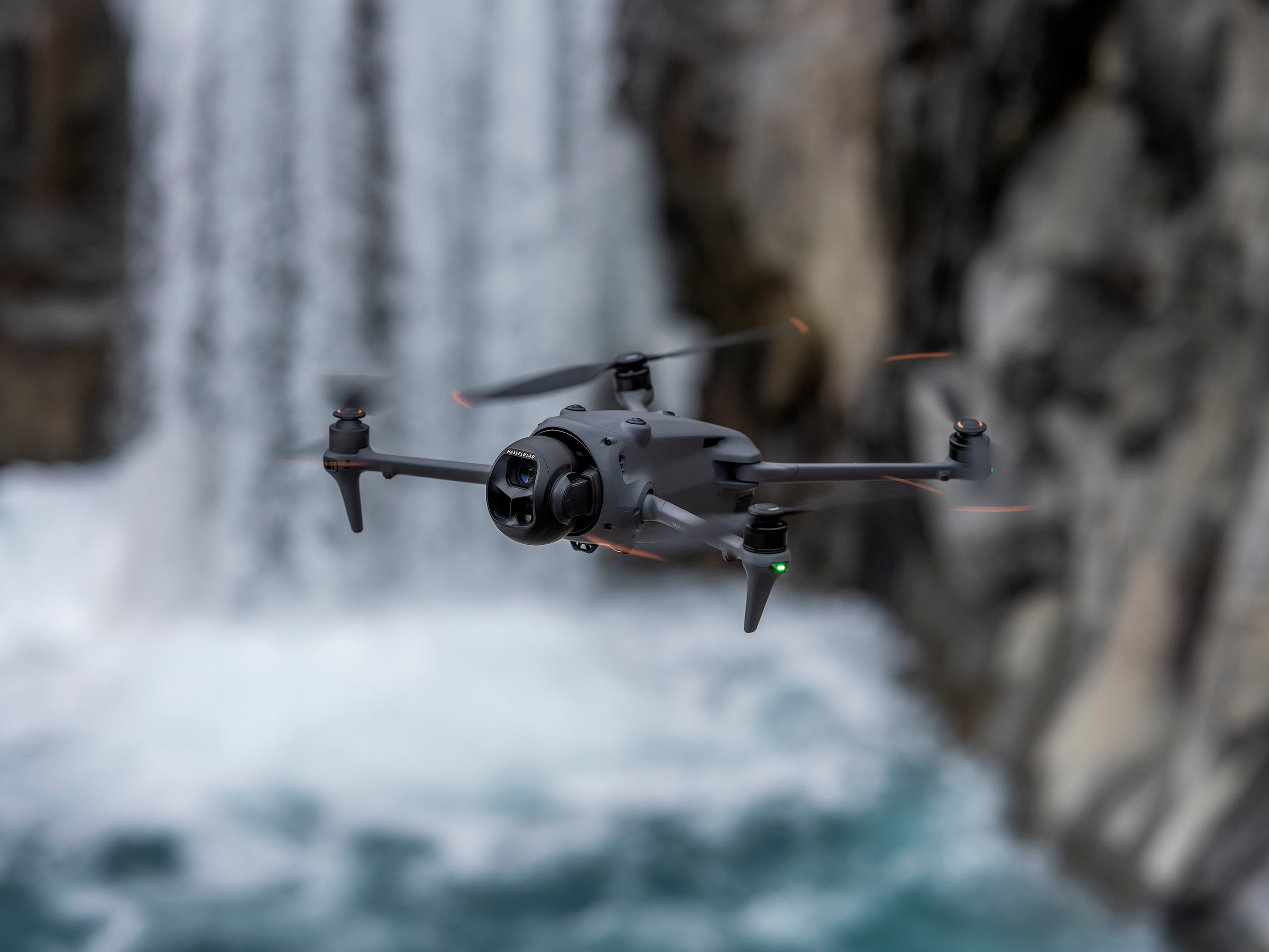 DJI Drohne »Mavic 4 Pro 512GB Creator Combo«, 6K/60 fps HDR, DJI RC Pro 2 Fernsteuerung, 3 Akkus und Ladestation