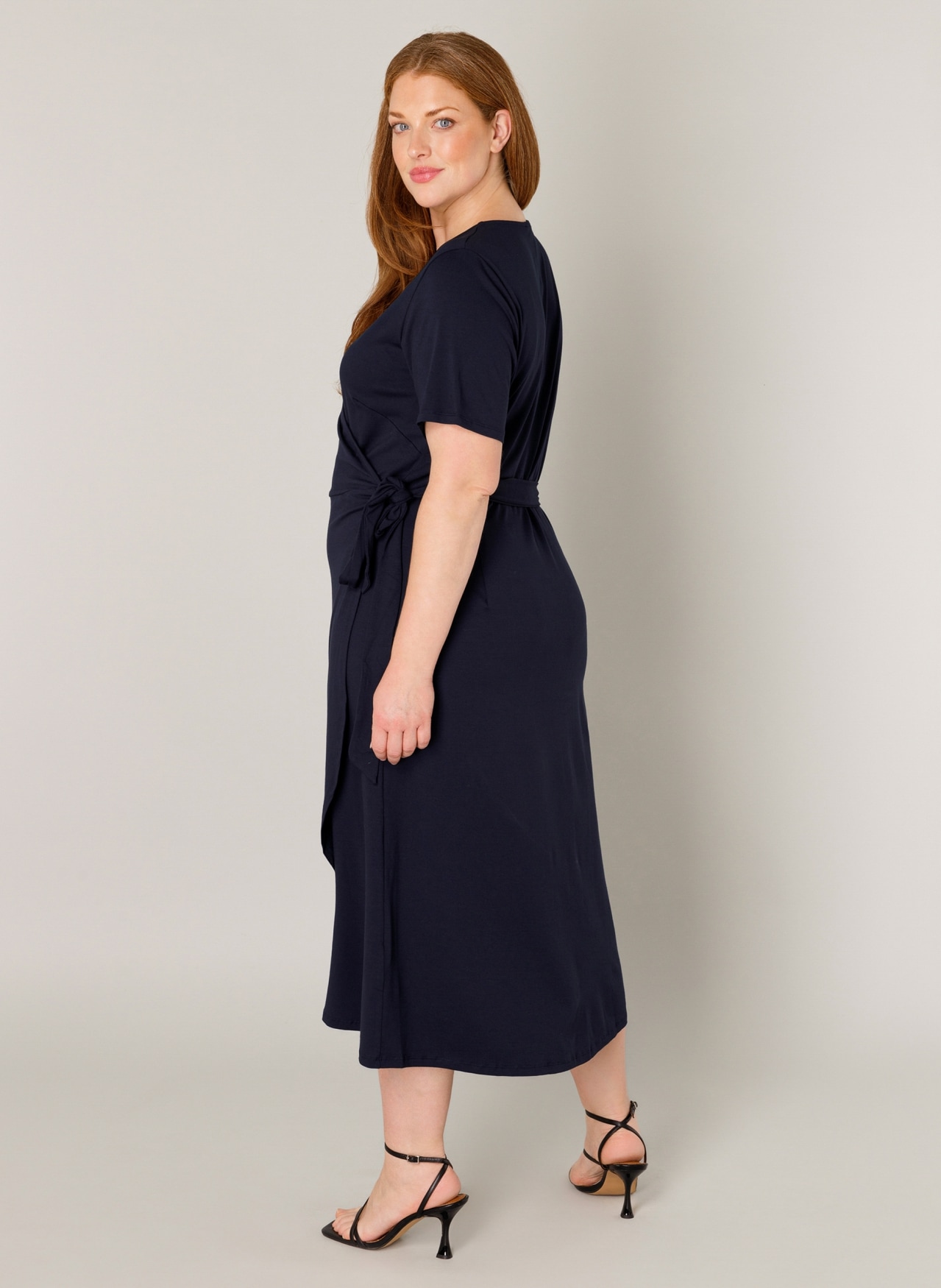 Base Level Curvy Wickelkleid »Abbie«, Weich fließende Viskose-Mischqualität
