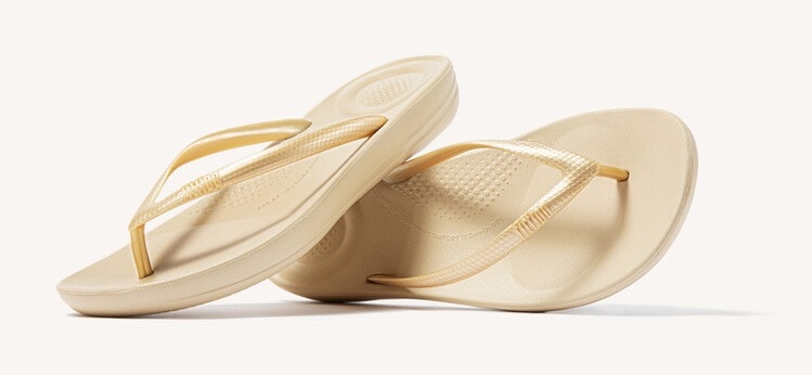 Fitflop Zehentrenner »IQUSHION«, Keilabsatz, Sommerschuh, Schlappen in schmaler Form