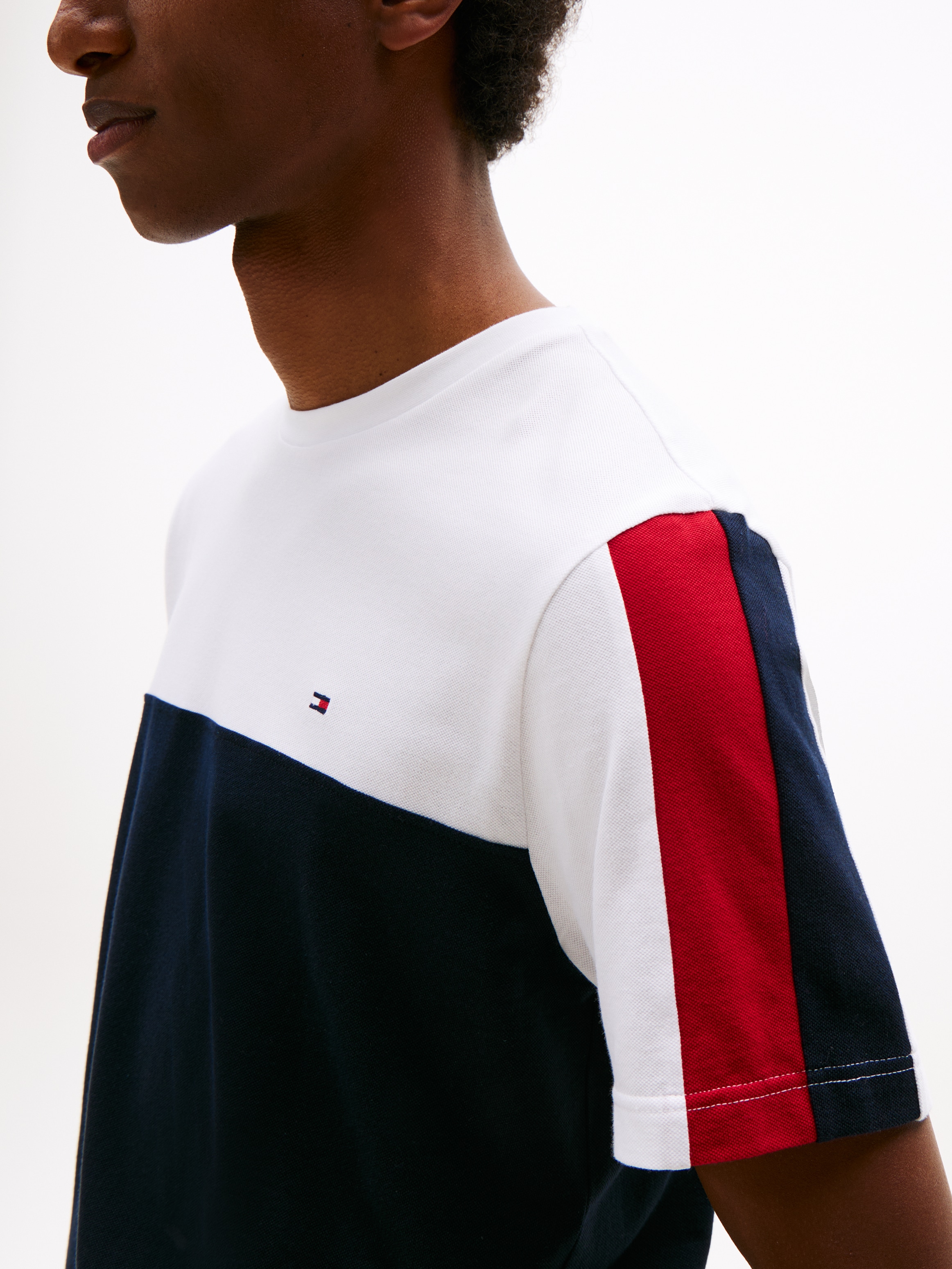Tommy Hilfiger T-Shirt »GLOBAL STRIPE COLOURBLOCK TEE«, im modischen Colorblocking