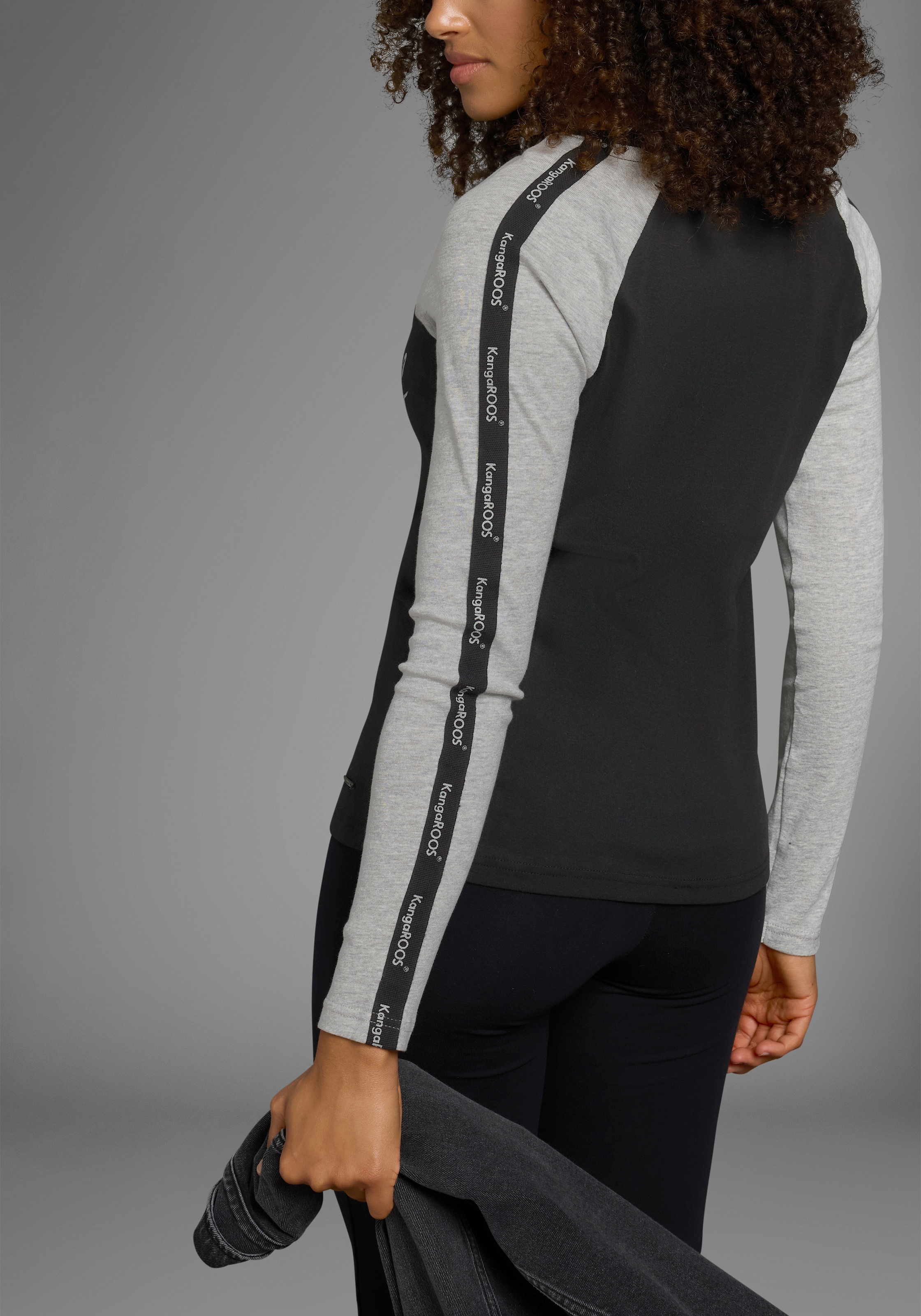 KangaROOS Longsleeve, Langarm, sehr figurbetonte Passform, mit glänzendem Metallic-Druck