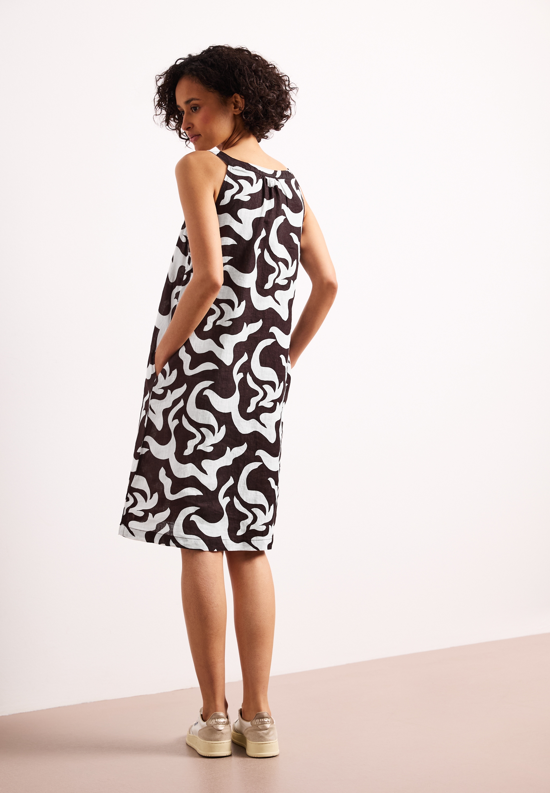 STREET ONE Druckkleid mit Allover-Print, Taschen und V-Ausschnitt
