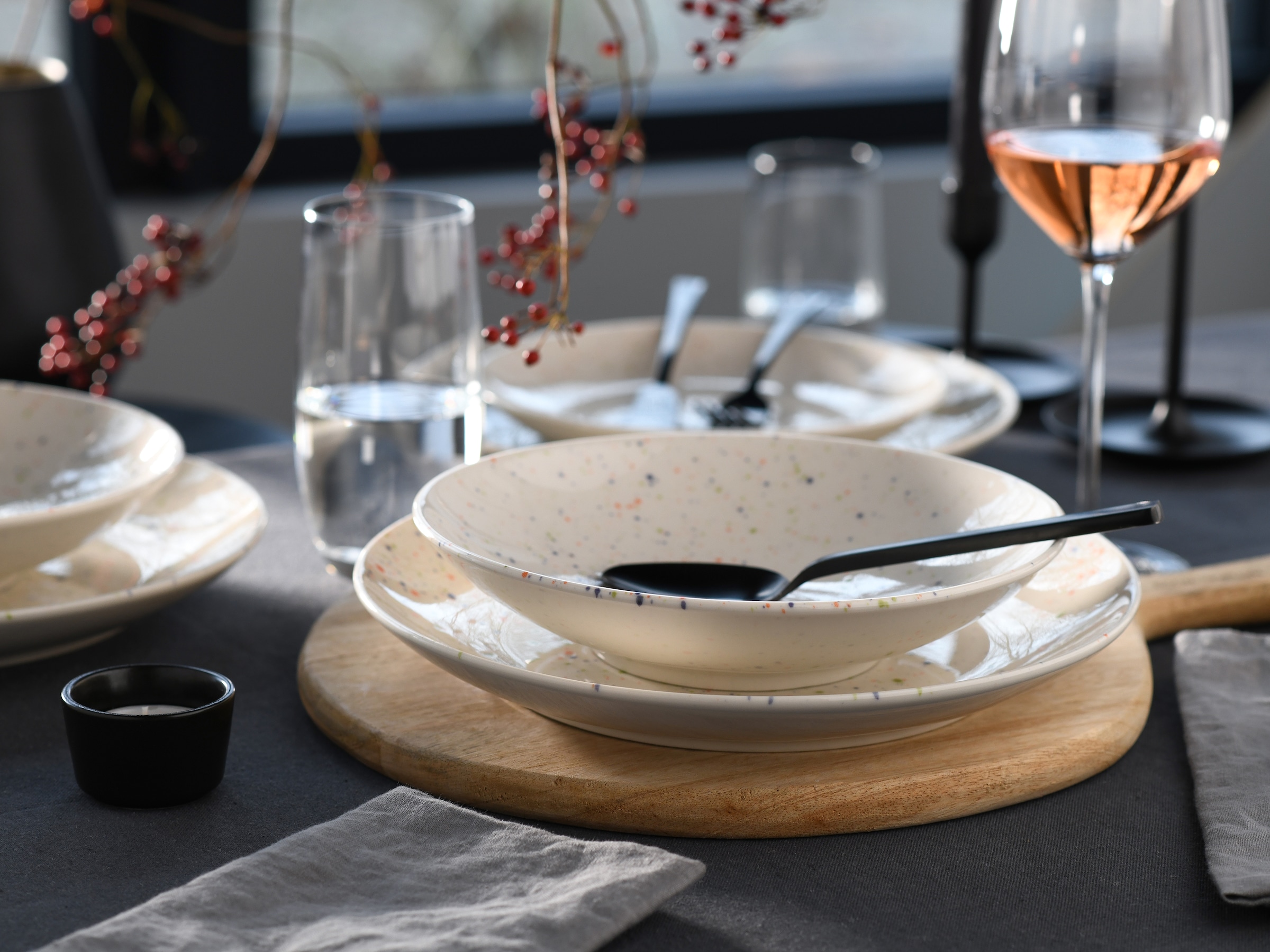 CreaTable Teller-Set »Confetti, Tellerset 12-tlg.« Unregelmäßige bunte Punkte, Gute Laune Geschirr, Frisch, Freundlich