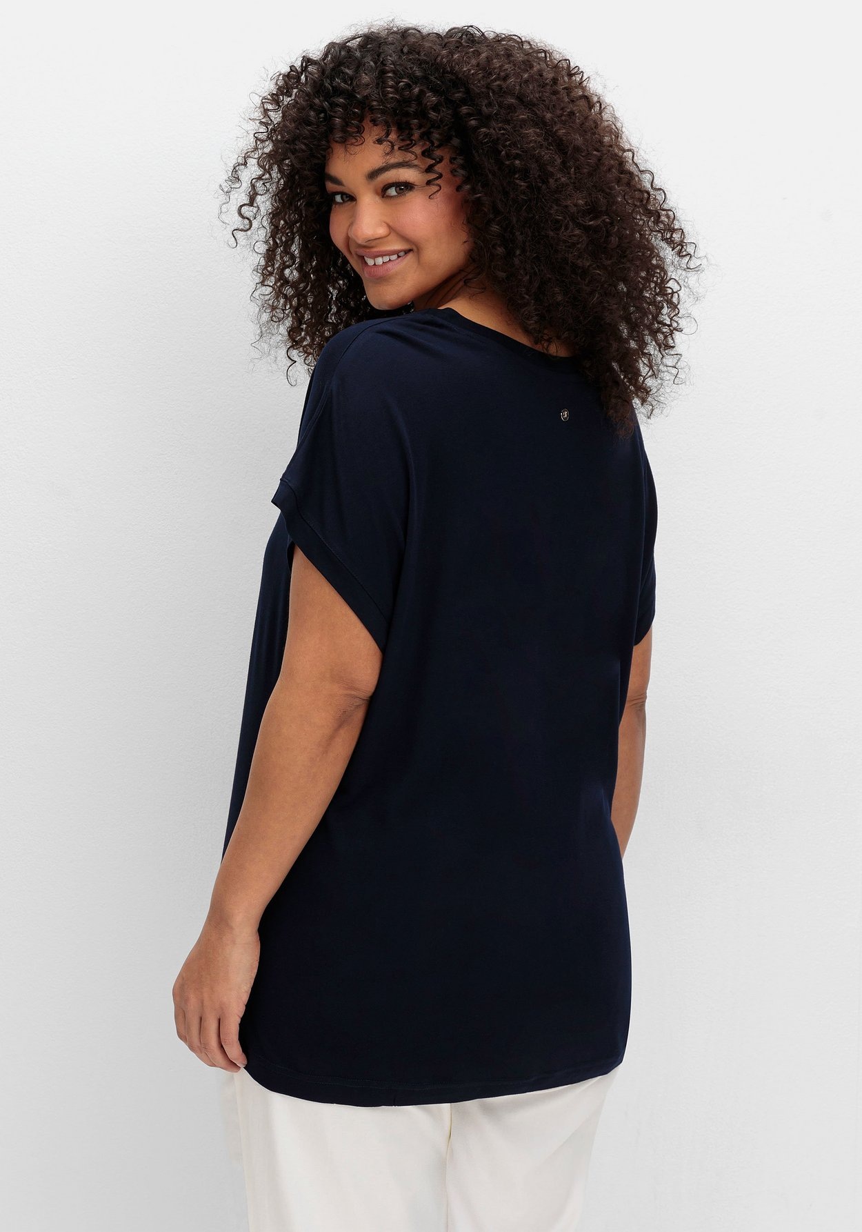 Sheego T-Shirt »Shirt mit V-Ausschnitt und Zierpaspel vorn«