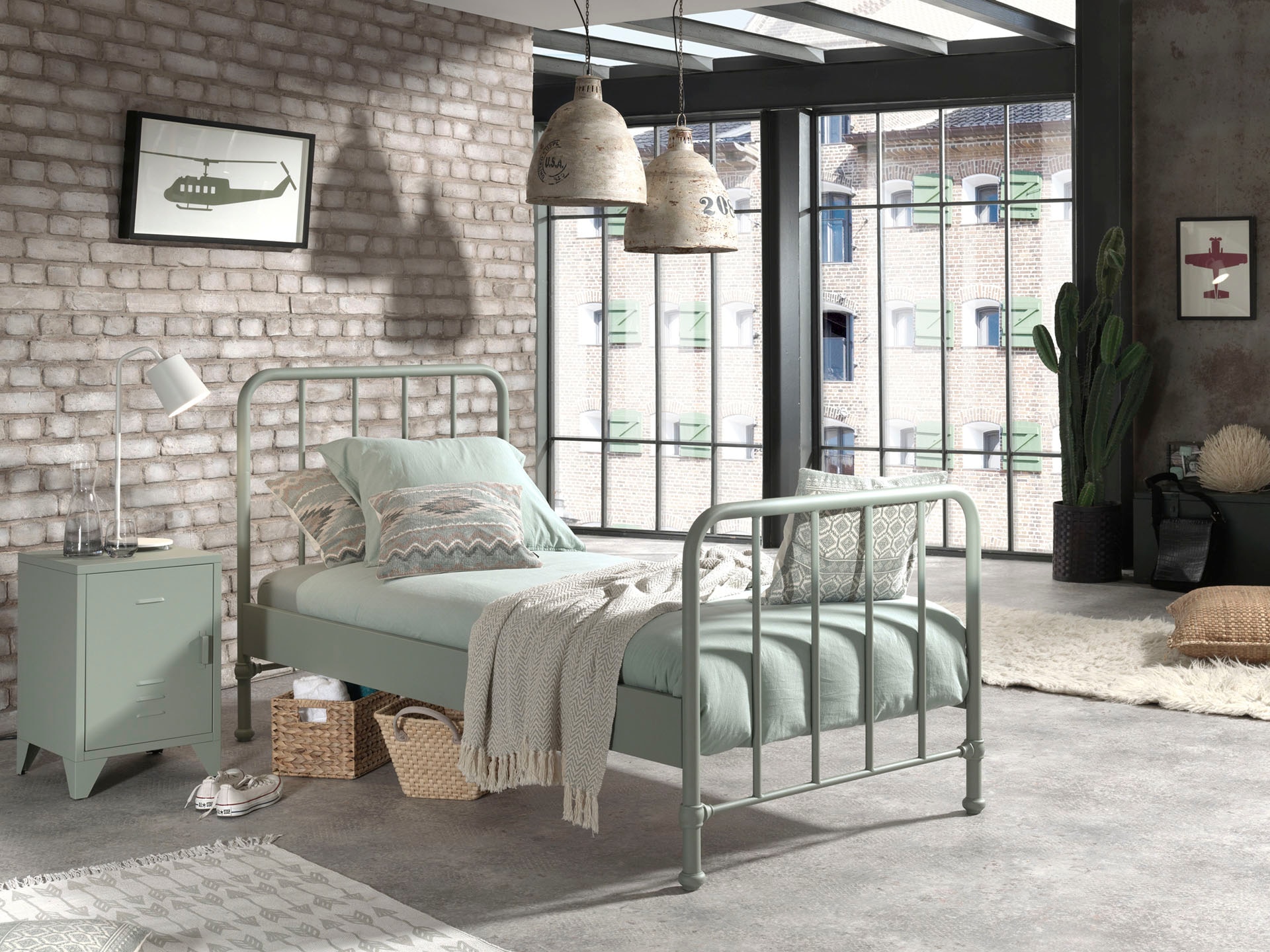 Vipack Jugendbett »Bronxx, Einzelbett 90/200, sehr stabil, romantische Optik«, (B/H/T ca. 96,5x110x206cm, inkl. Lattenrost, Bodenfreiheit), Oberfläche pulverbeschichtet, verschiedene Farben zur Wahl