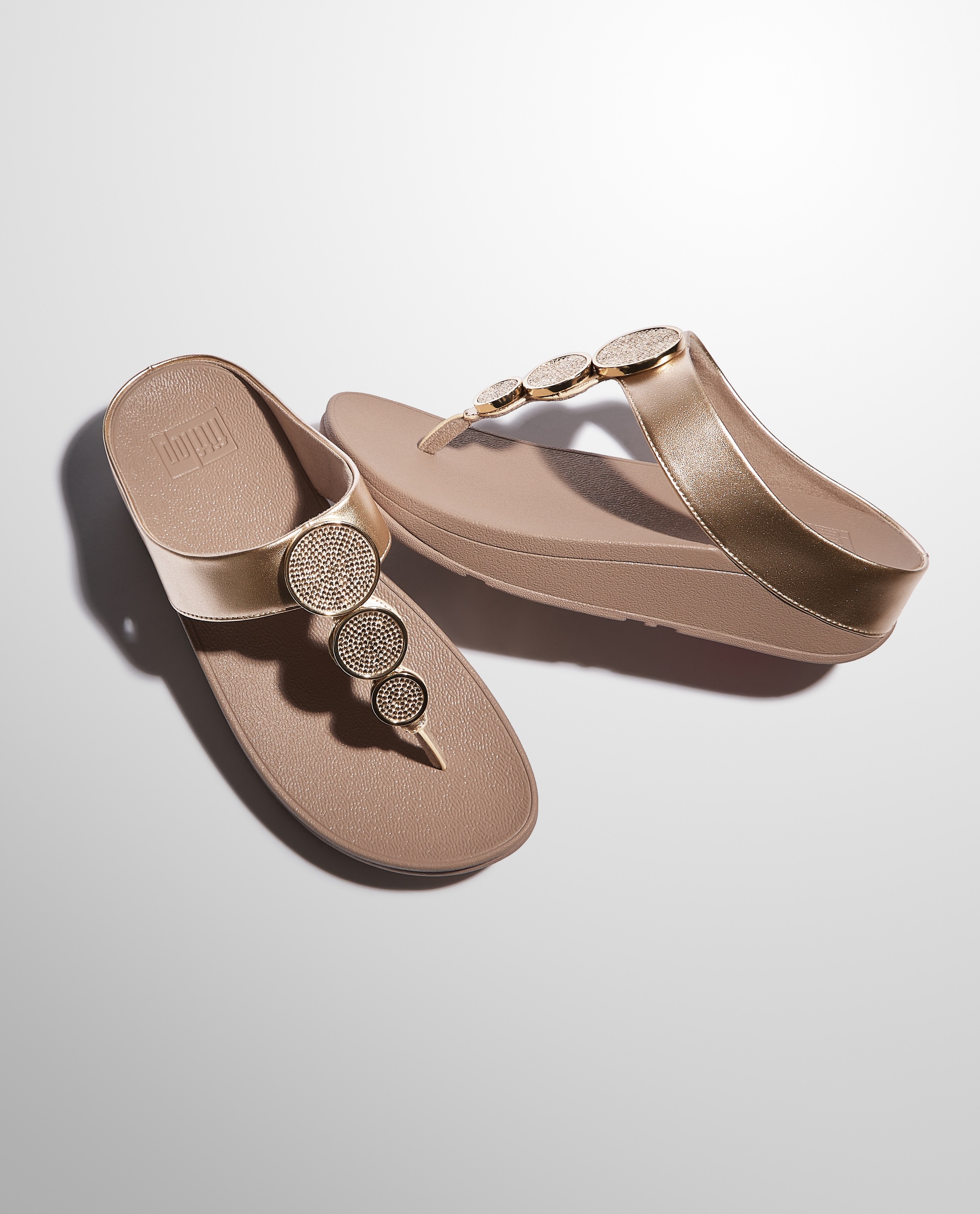 Fitflop Dianette »HALO BEAD-CIRCLE METALLIC TOE-POST SANDALS«, Pool Slides, Pantolette mit dämpfender Zwischensohlentechnologie