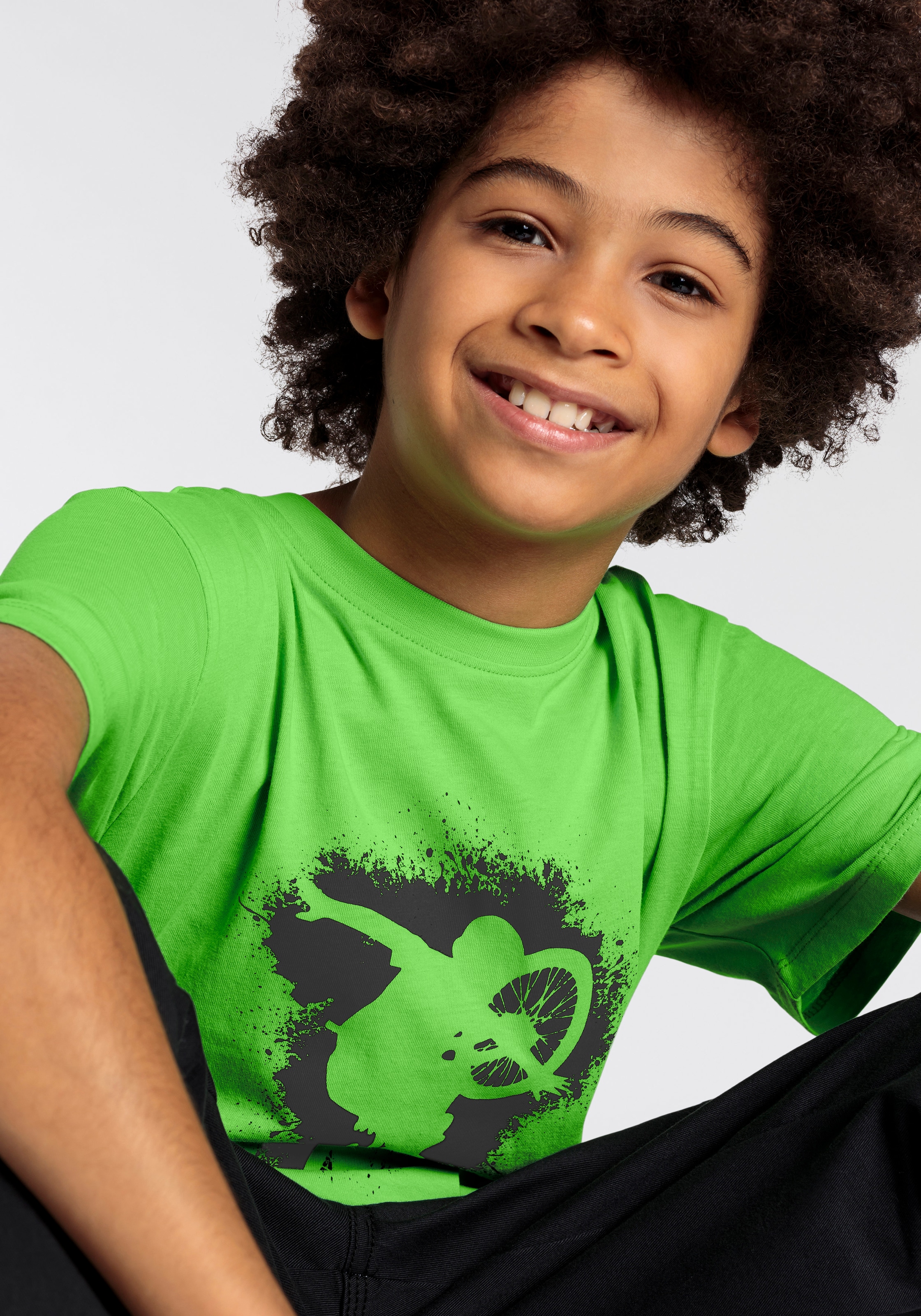 KIDSWORLD T-Shirt »für Jungen«, Kurzarm, Basic-Passform, mit stylischem Druck, Rundhalsausschnitt