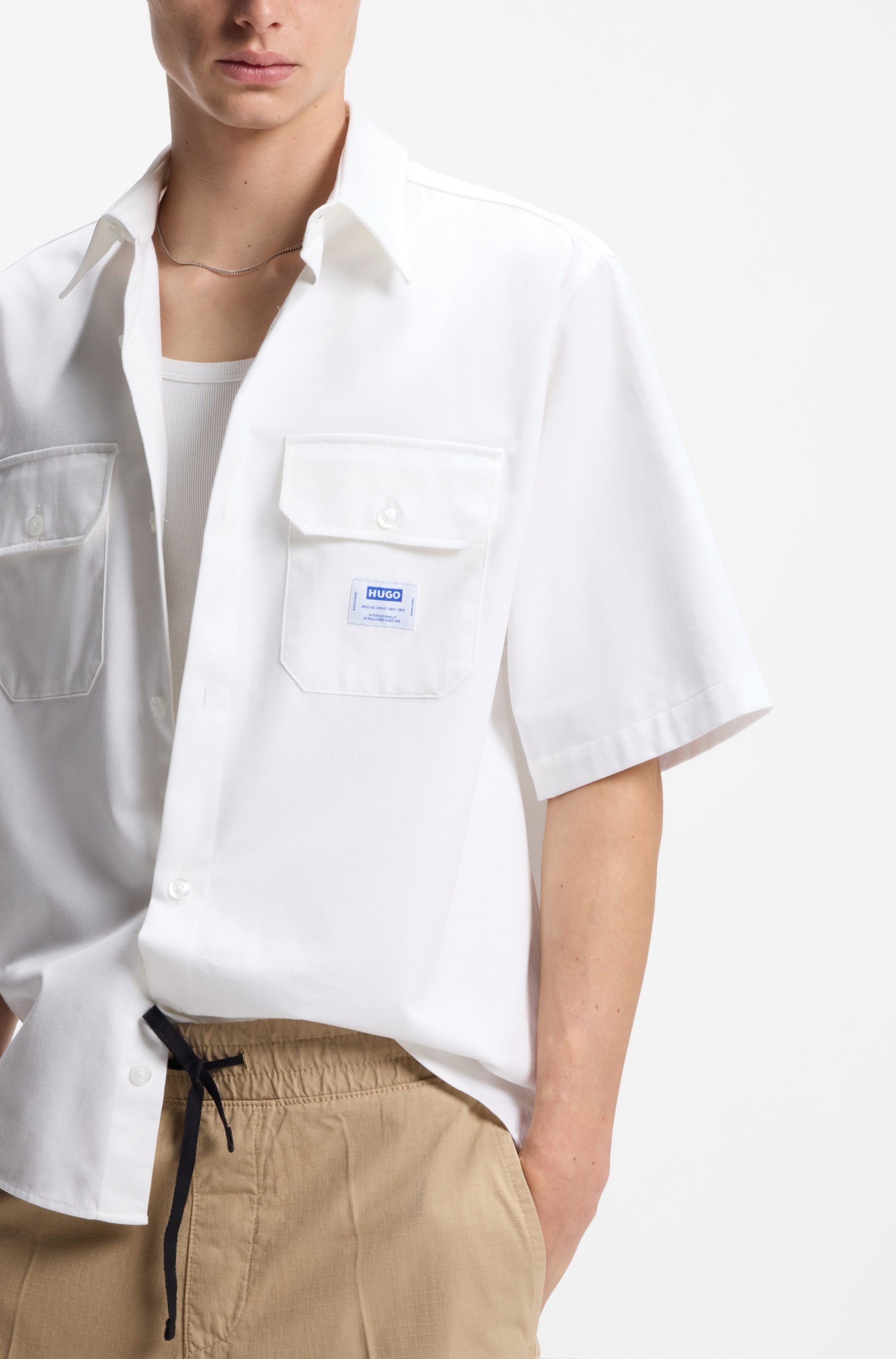 HUGO Blue Kurzarmhemd »Ekyno« mit kontrastfarbenem Logo-Badge auf der Brust