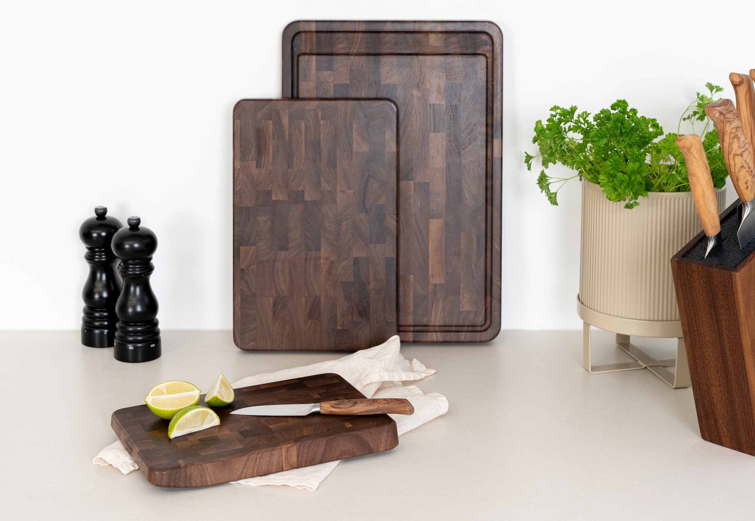 Continenta Tranchierbrett »Walnuss, Stirnholz« mit Saftrille und großer Auffangmulde