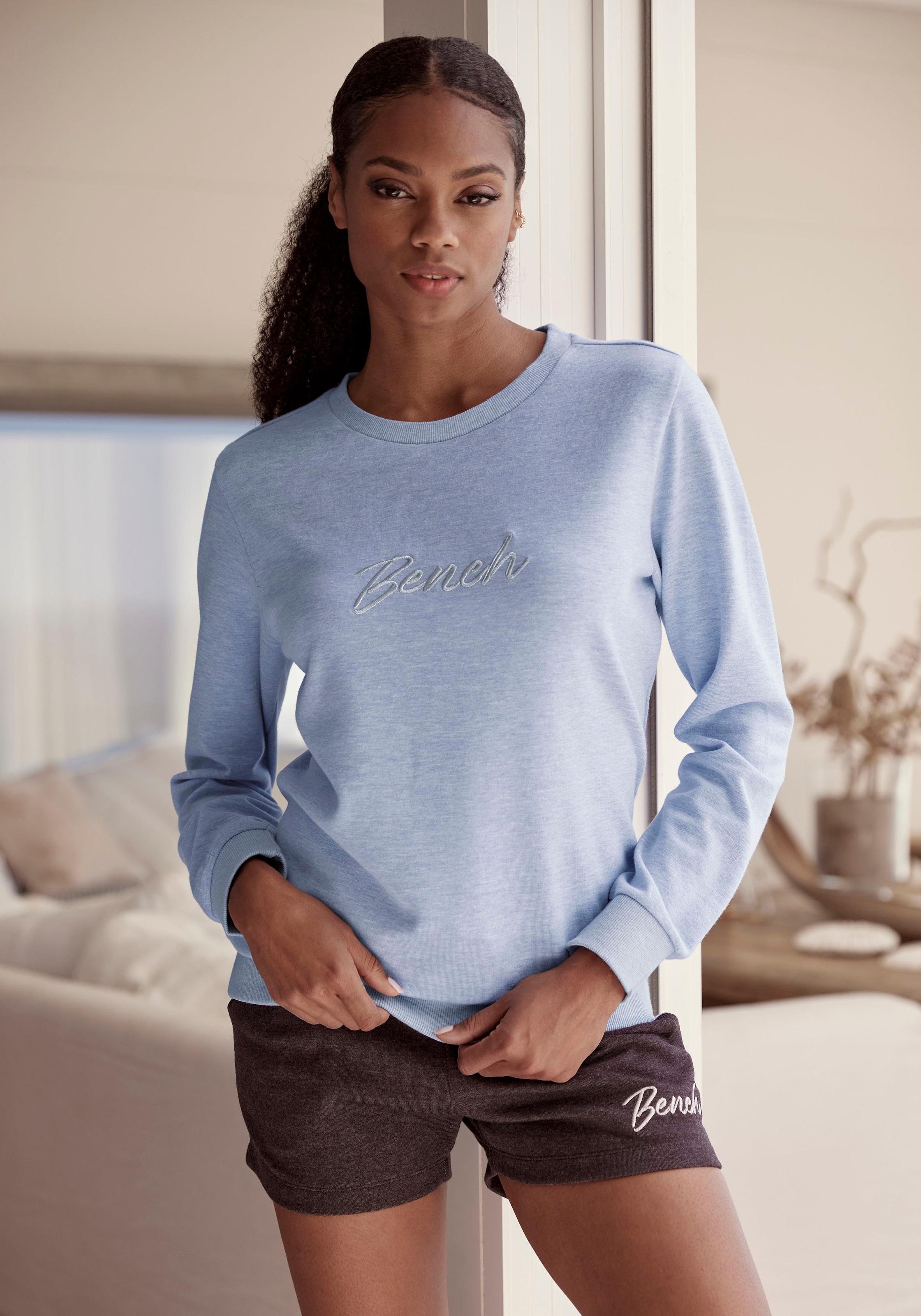 Bench. Loungewear Sweatshirt »-Loungeshirt«, mit Loungewear, bei glänzender Logostickerei, Loungeanzug ♕