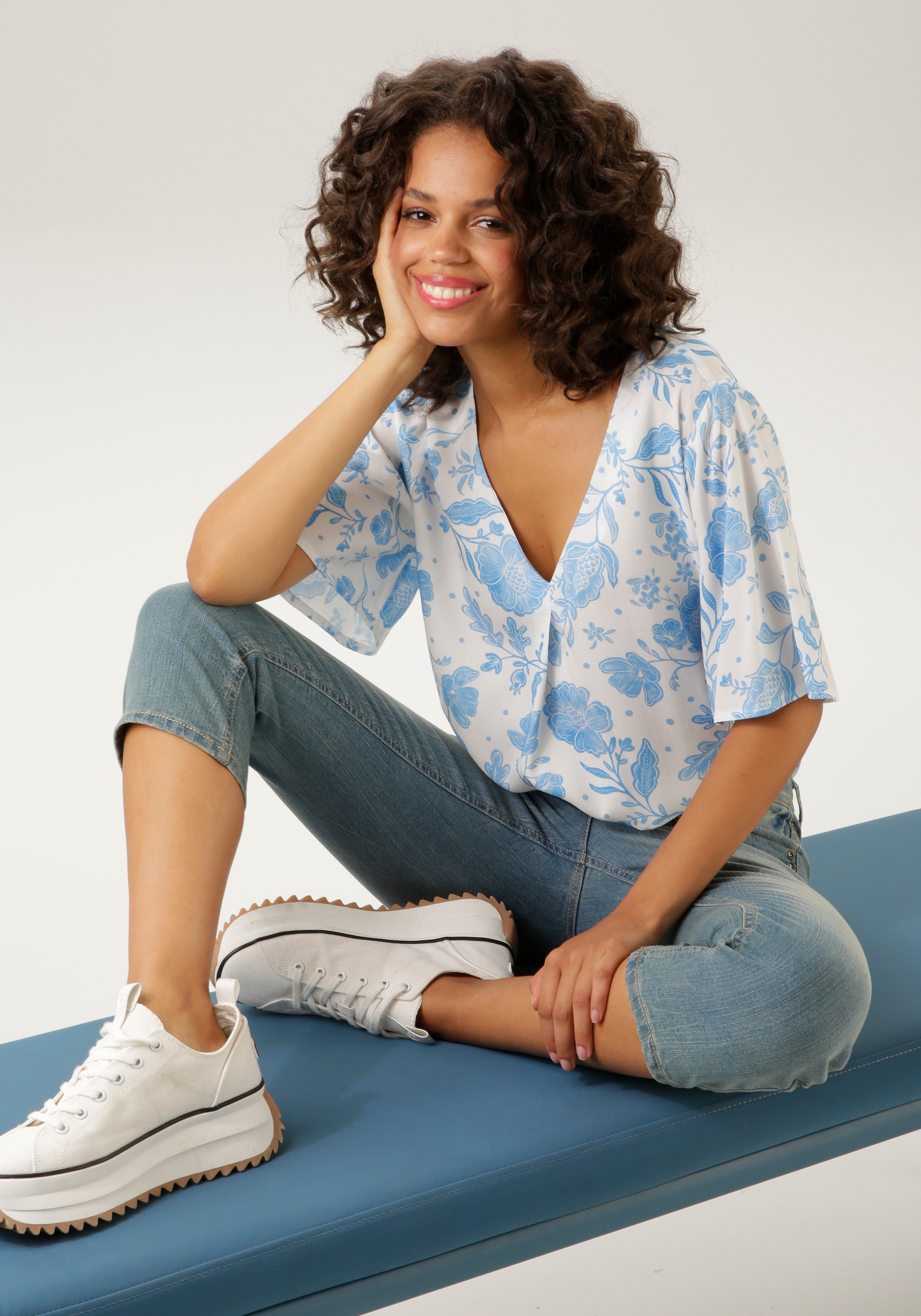 Aniston CASUAL Schlupfbluse, mit großflächigem Blumendruck