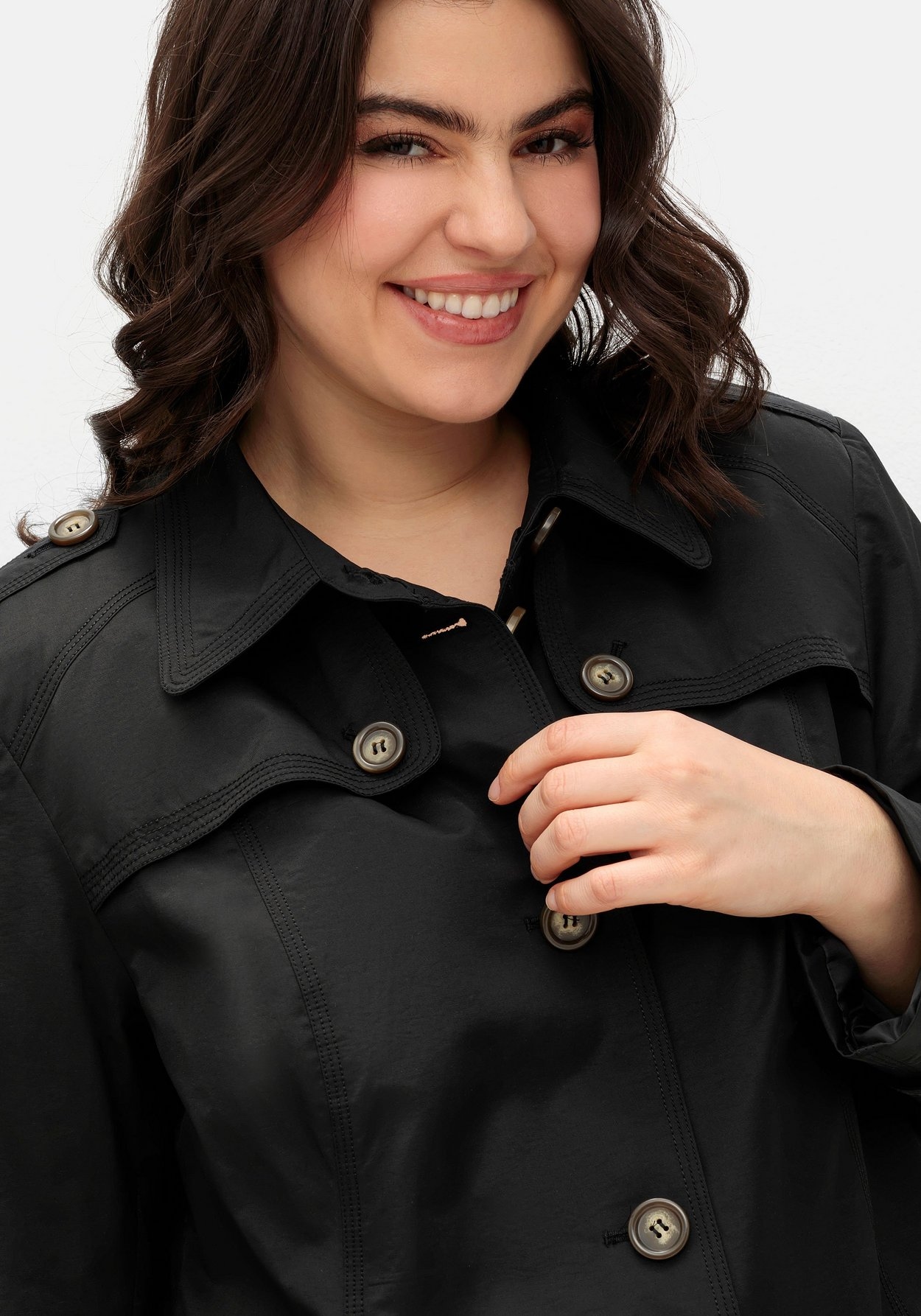 Sheego Trenchcoat »Leicht glänzende Longjacke mit dezentem Schimmer«