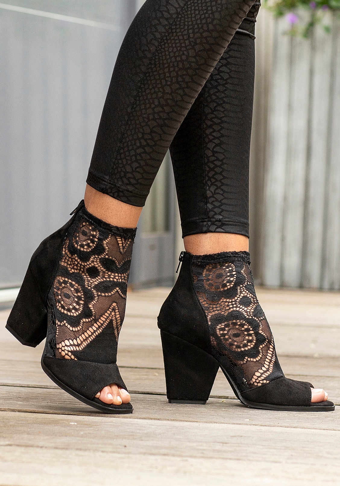 Spitze, modischer Sandalette, mit Blockabsatz, Boots Ankle LASCANA Stiefelette, elastischer ♕ bei