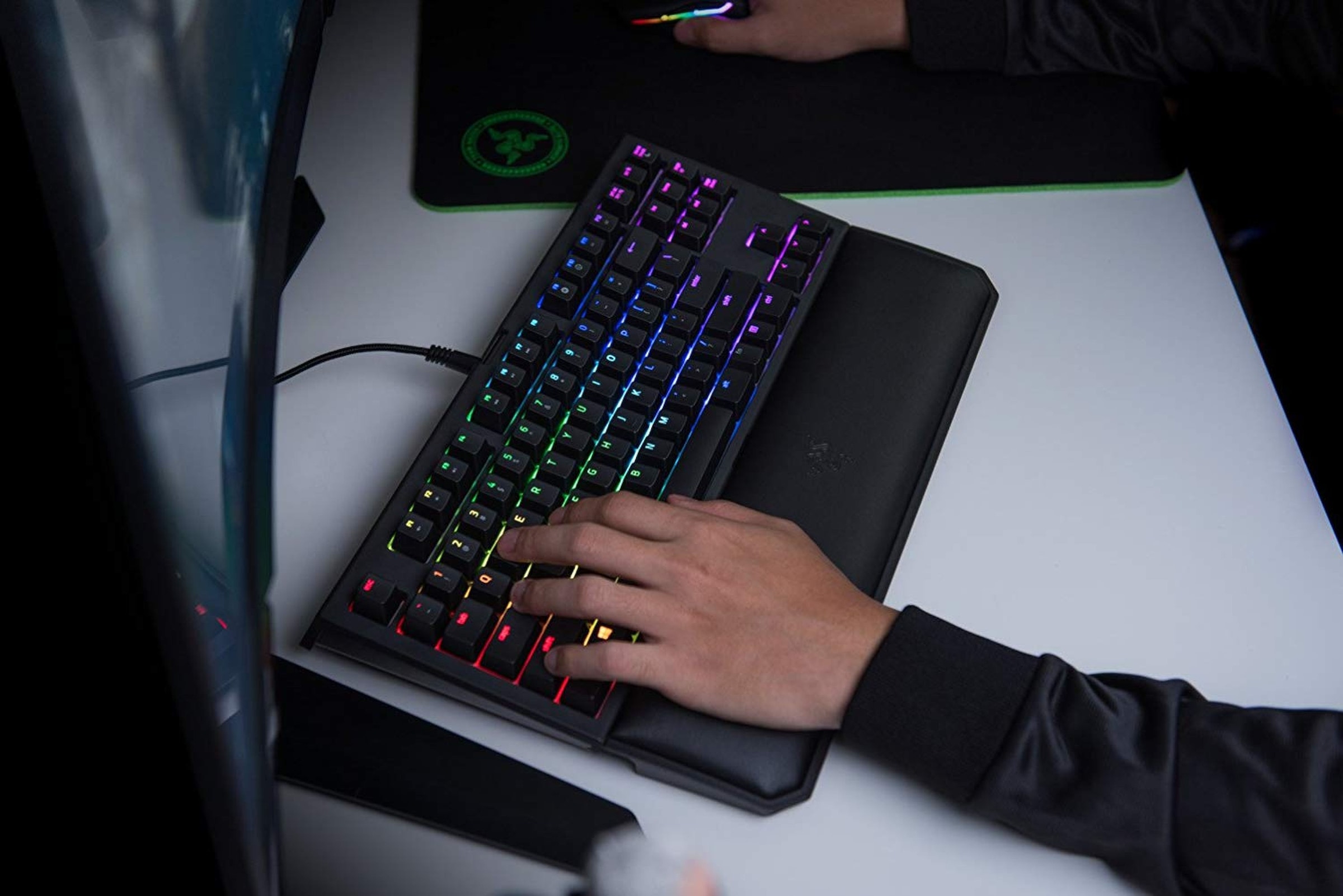 RAZER Tastatur »BlackWidow Chroma V2«, (Handgelenkauflage)