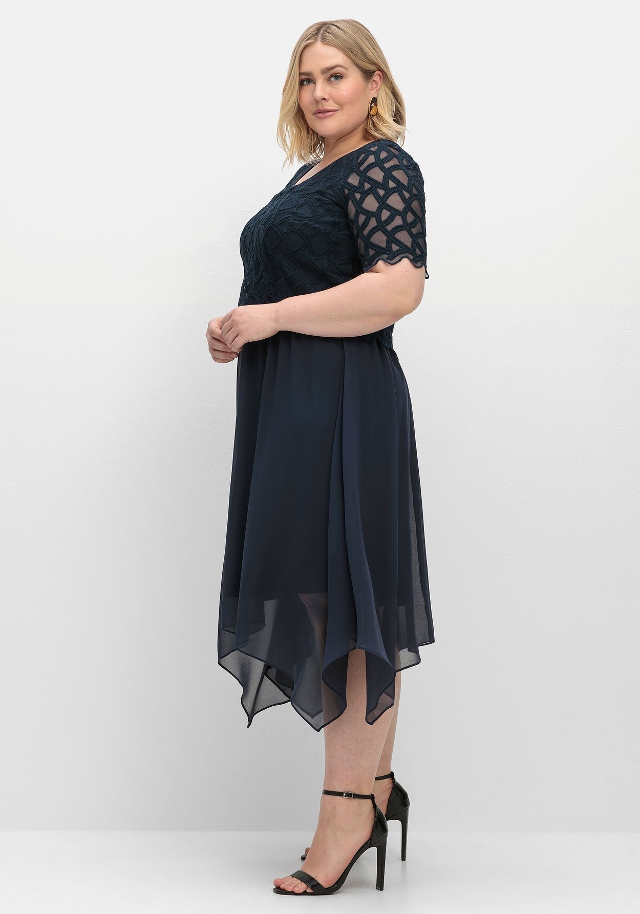 Sheego Abendkleid »Cocktailkleid aus Chiffon aus Chiffon, mit Zierbortenstickerei«