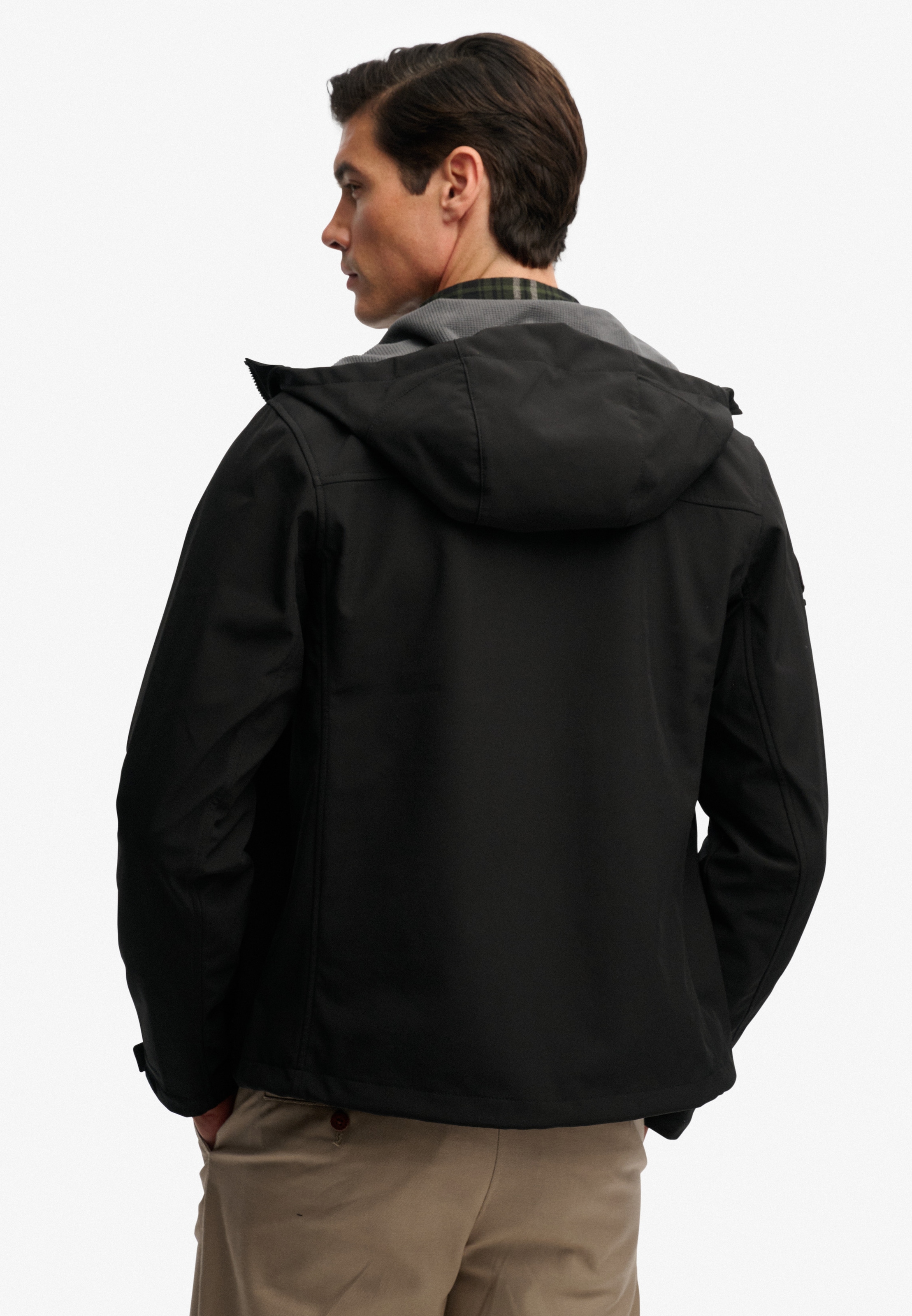 Superdry Outdoorjacke »HOODED SOFTSHELL TREKKER JKT« mit Kapuze mit Materialmix aus Polyester und Elasthan, Relaxed Fit