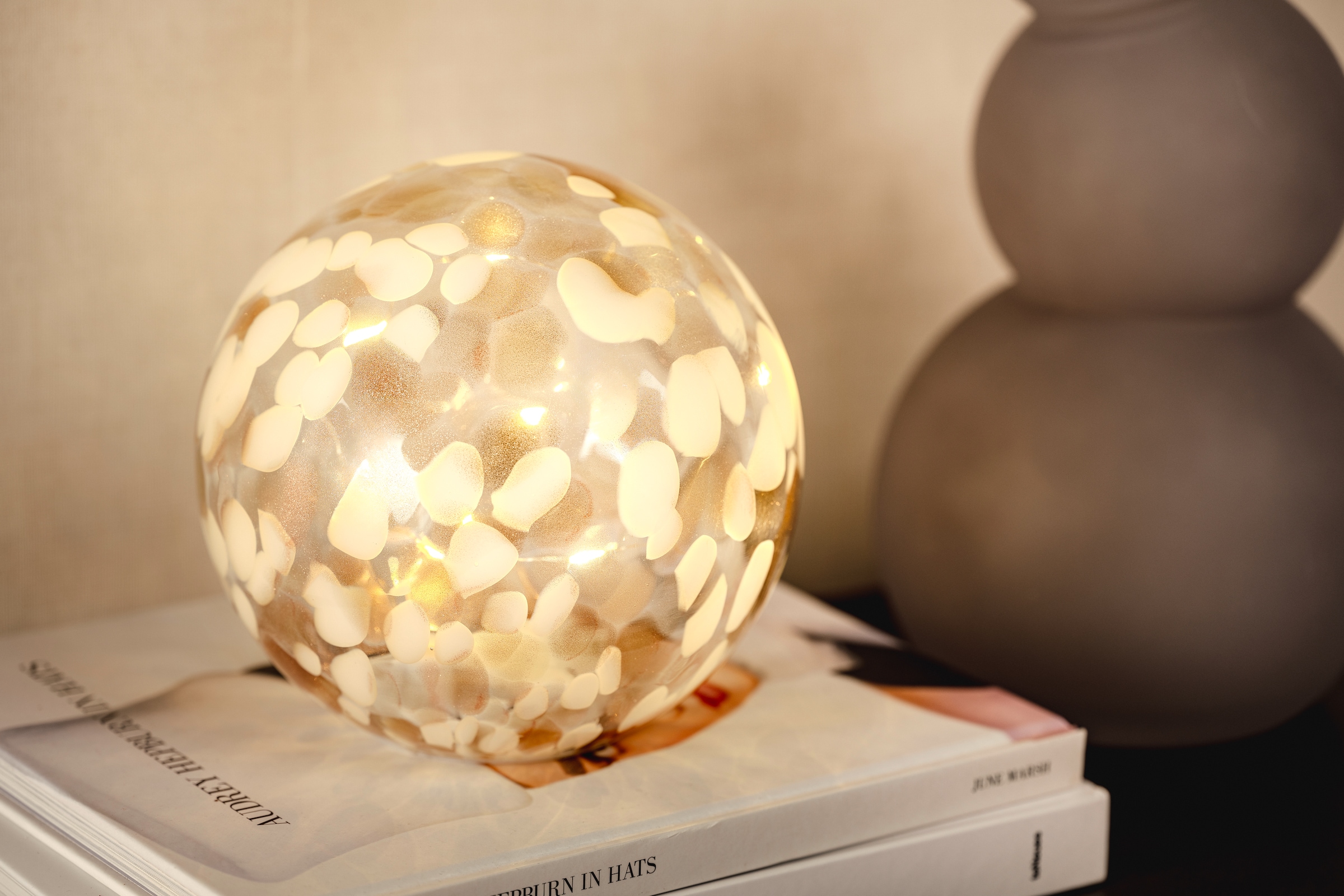 LEONARDO LED Kugelleuchte »Silenzio«, aus Glas mit weißen und goldfarbenen Akzenten