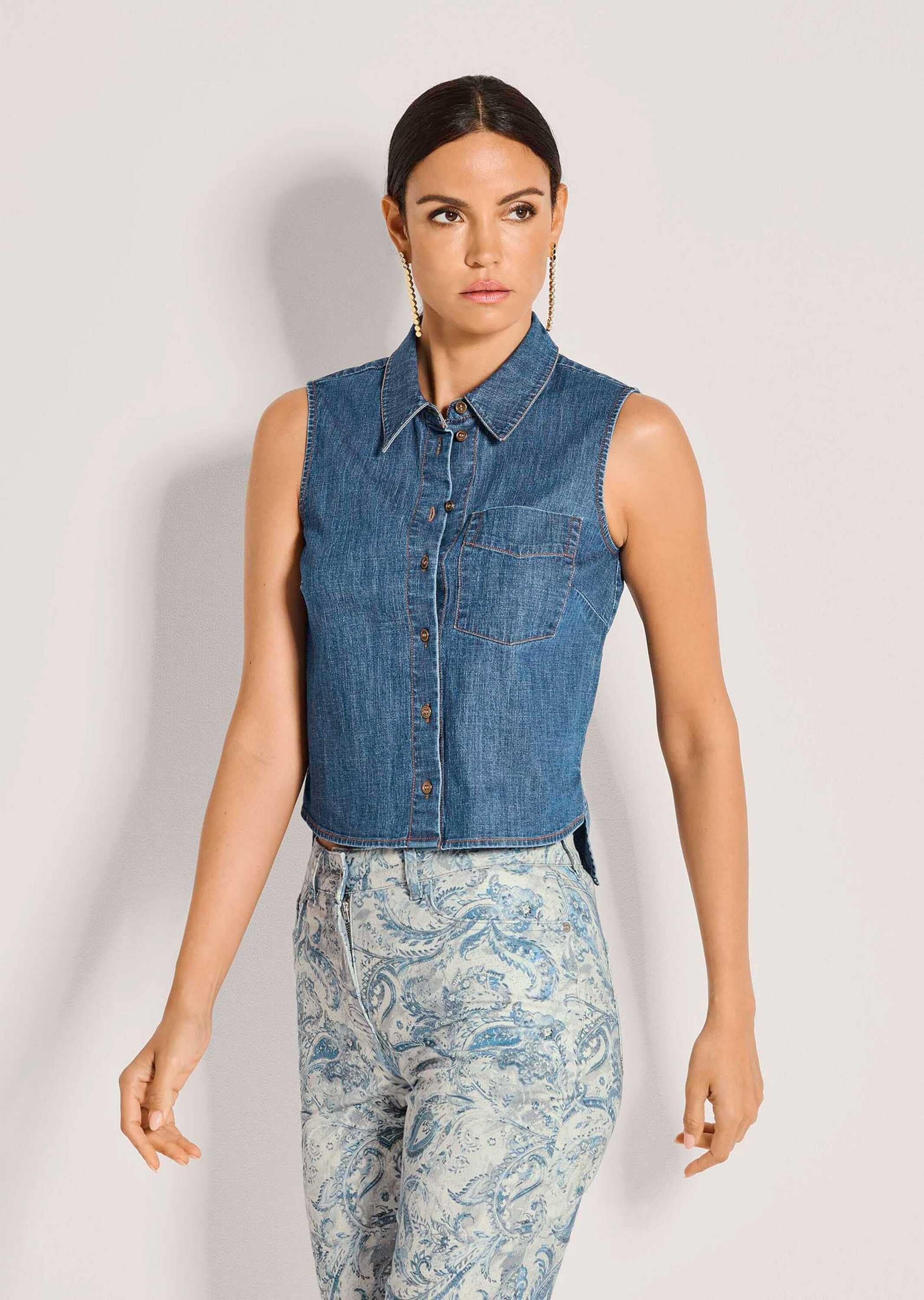 MADELEINE Hemdbluse »Jeansbluse Modernes Denimtop mit Hemdkragen« Bluse mit Brusttasche und Rücken länger als Vorderteil