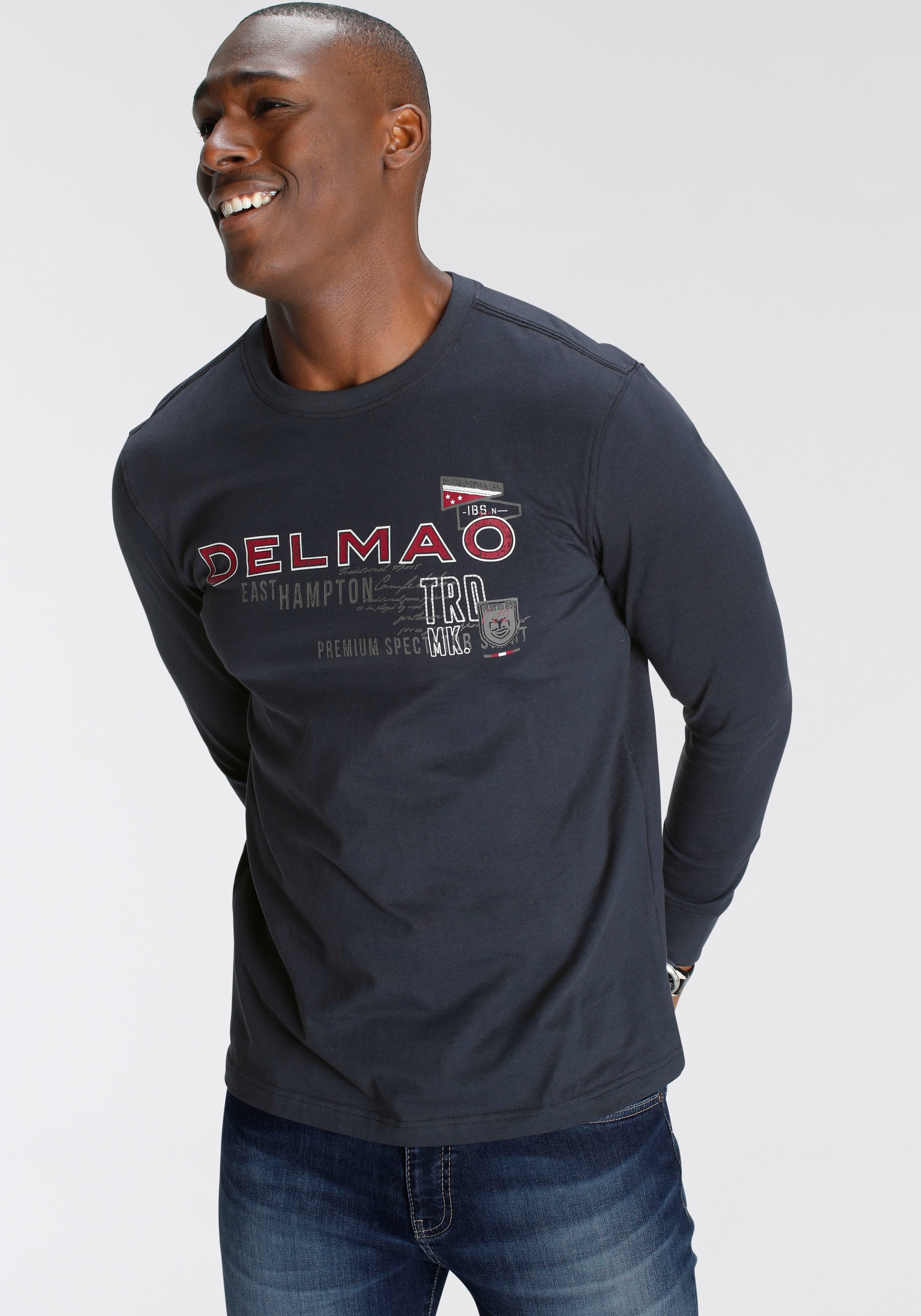 DELMAO Langarmshirt, mit modischem Brustprint - NEUE MARKE!