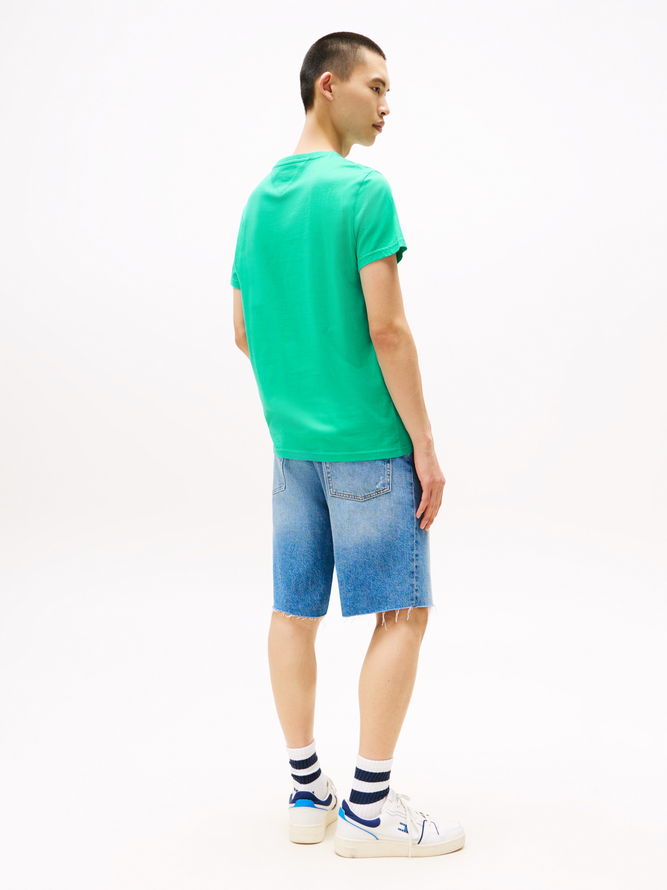 Tommy Jeans T-Shirt »TJM SLIM ESSENTIAL FLAG TEE EXT« Mit Rundhalsausschnitt