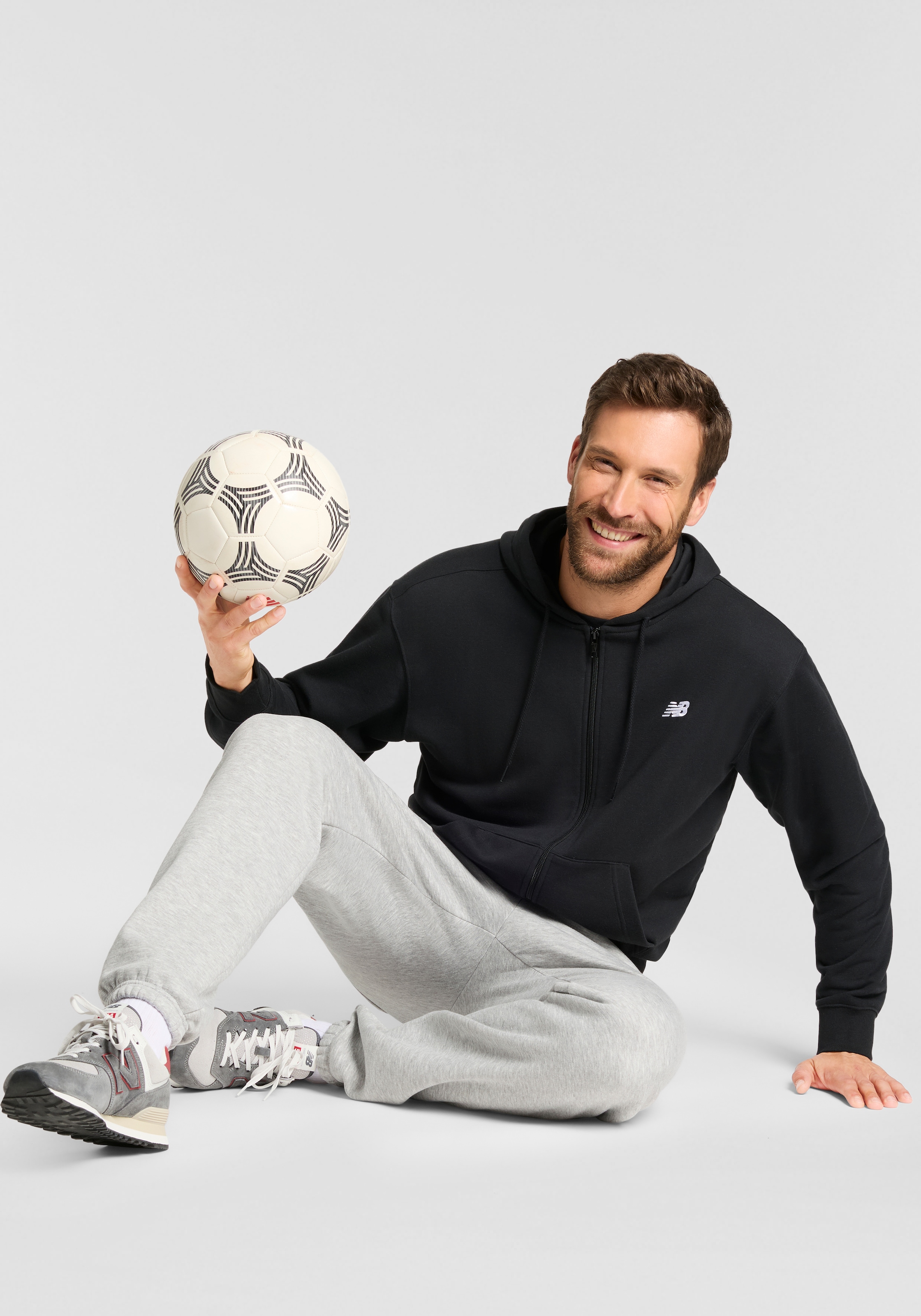 New Balance Sweatjacke »Sport Essentials Logo French Terry Full Zip« mit Kapuze, mit Eingrifftaschen, aus Baumwolle und Polyester