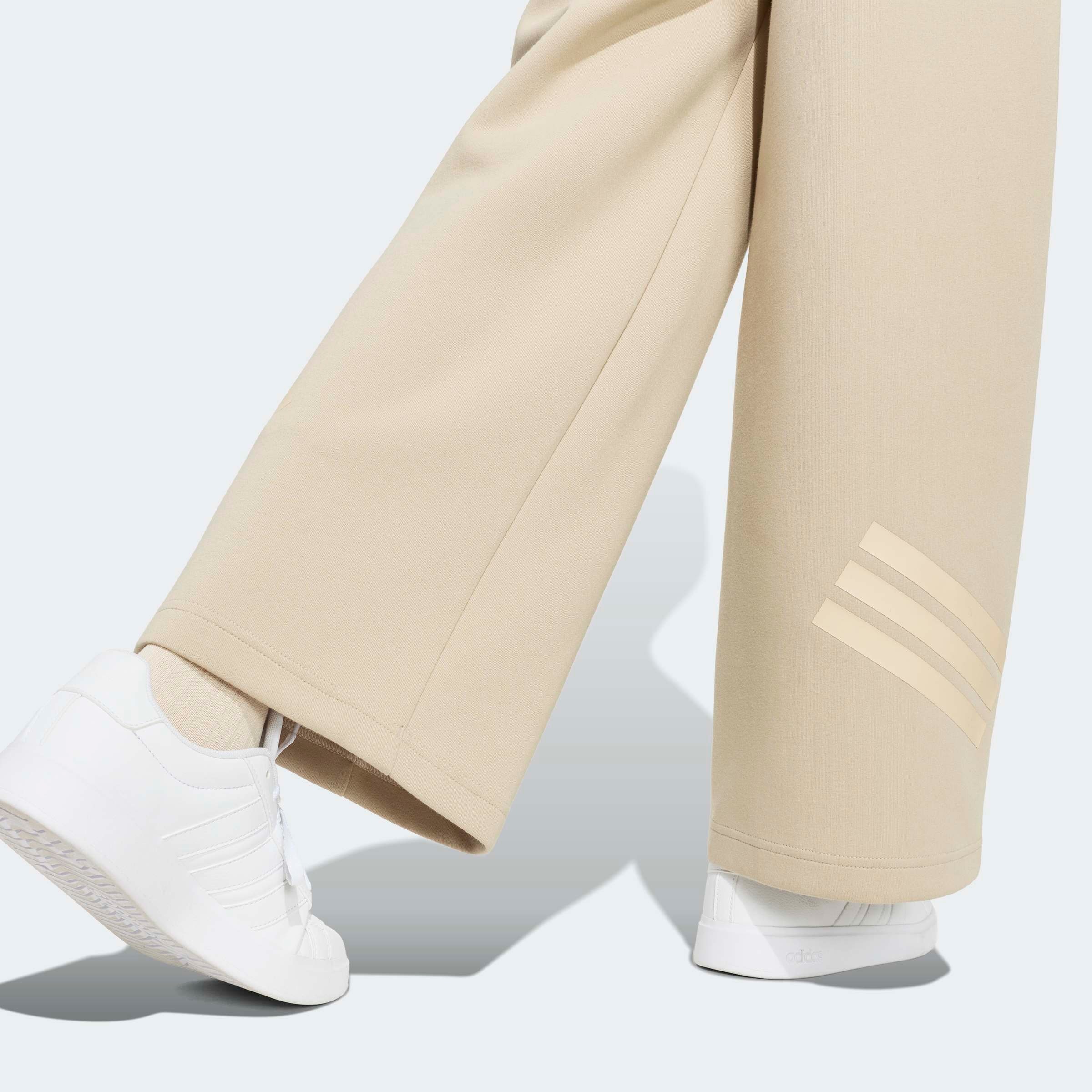 adidas Sportswear Sporthose »FUTURE ICONS 3-STREIFEN MIT WEITEM BEIN«