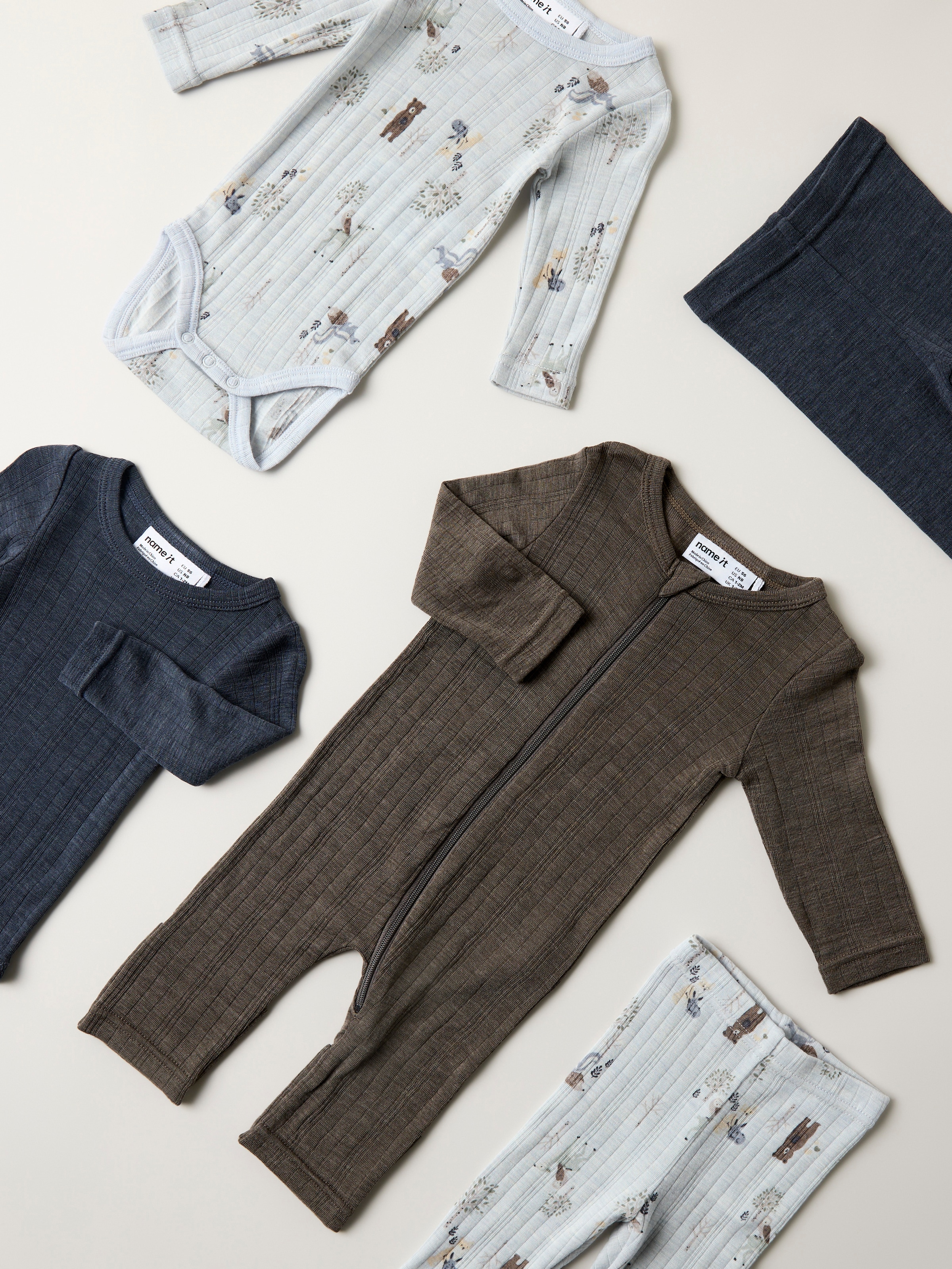 Name It Schlafanzug »NBMWANG WOOL NEEDLE NIGHTSUIT SOLID NOOS« aus Wolle, Regular Fit, mit Reißverschluss und Kinnschutz, für Babys