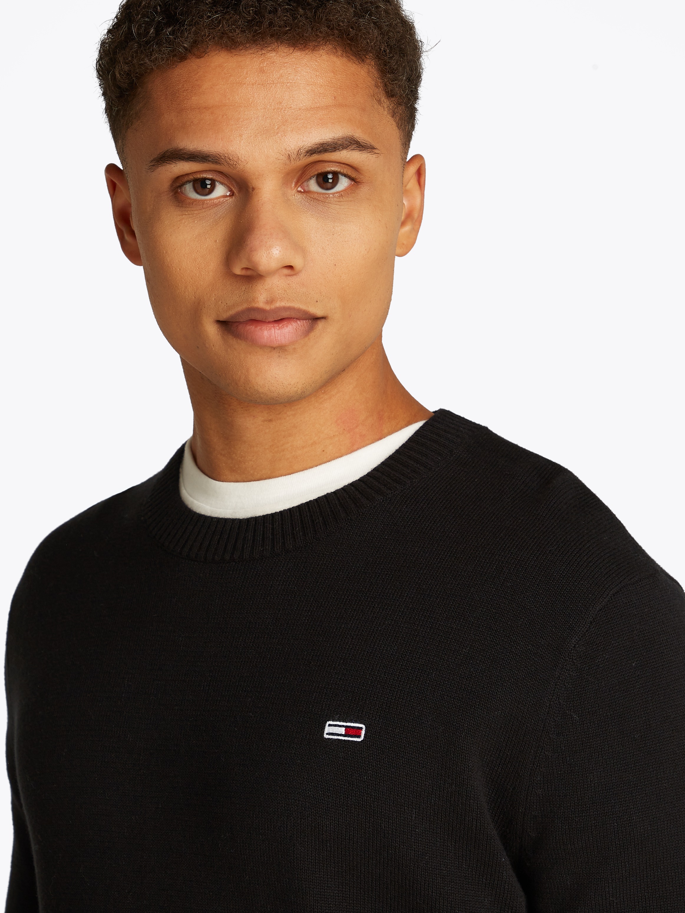 Tommy Jeans Rundhalspullover »TJM SLIM ESSENTIAL LIGHT SWEATER«, mit Flag-Patch