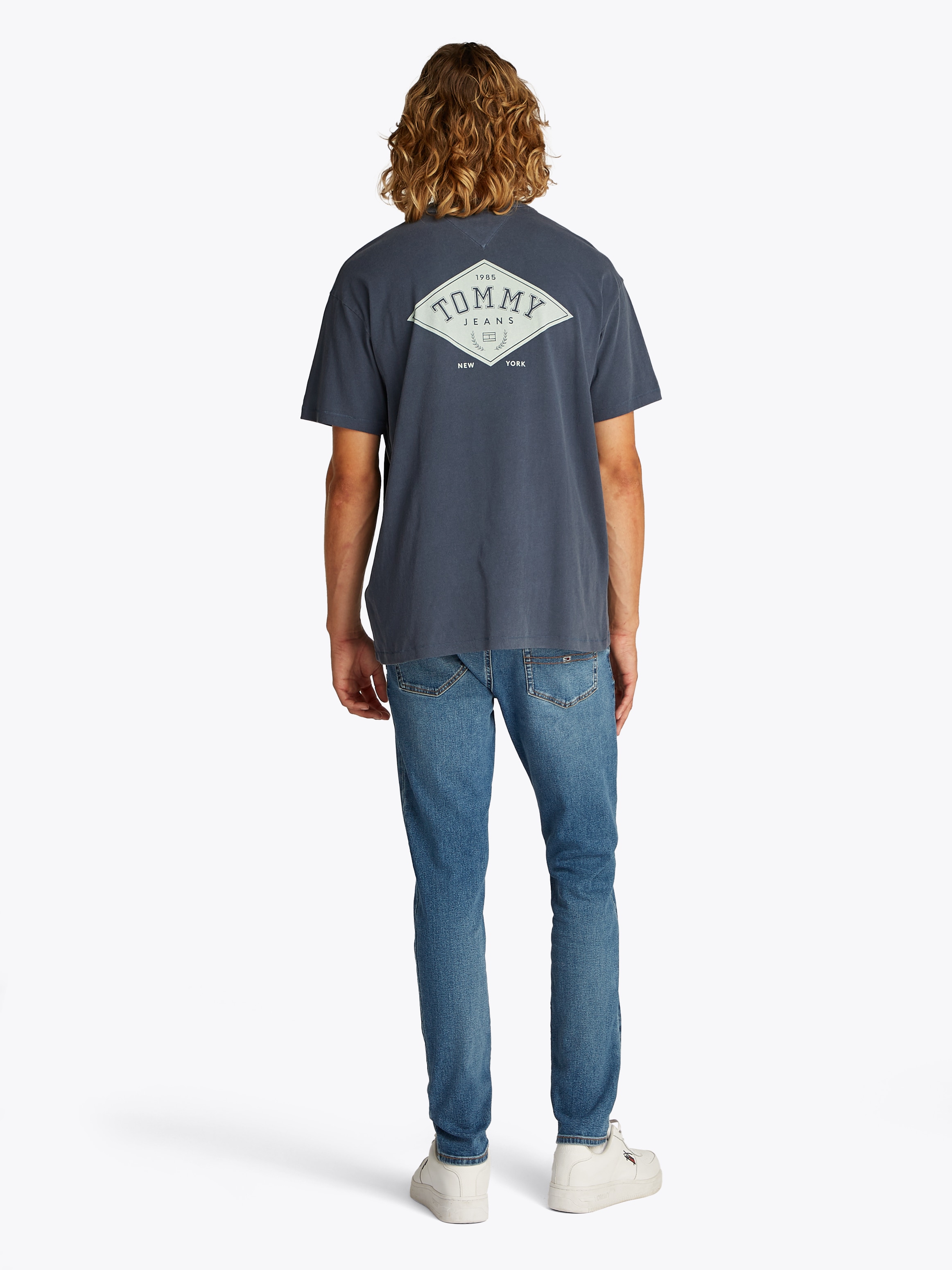 Tommy Jeans T-Shirt »TJM RLX VARSITY GRAPHICS TEE EXT«, mit großem Rückenprint