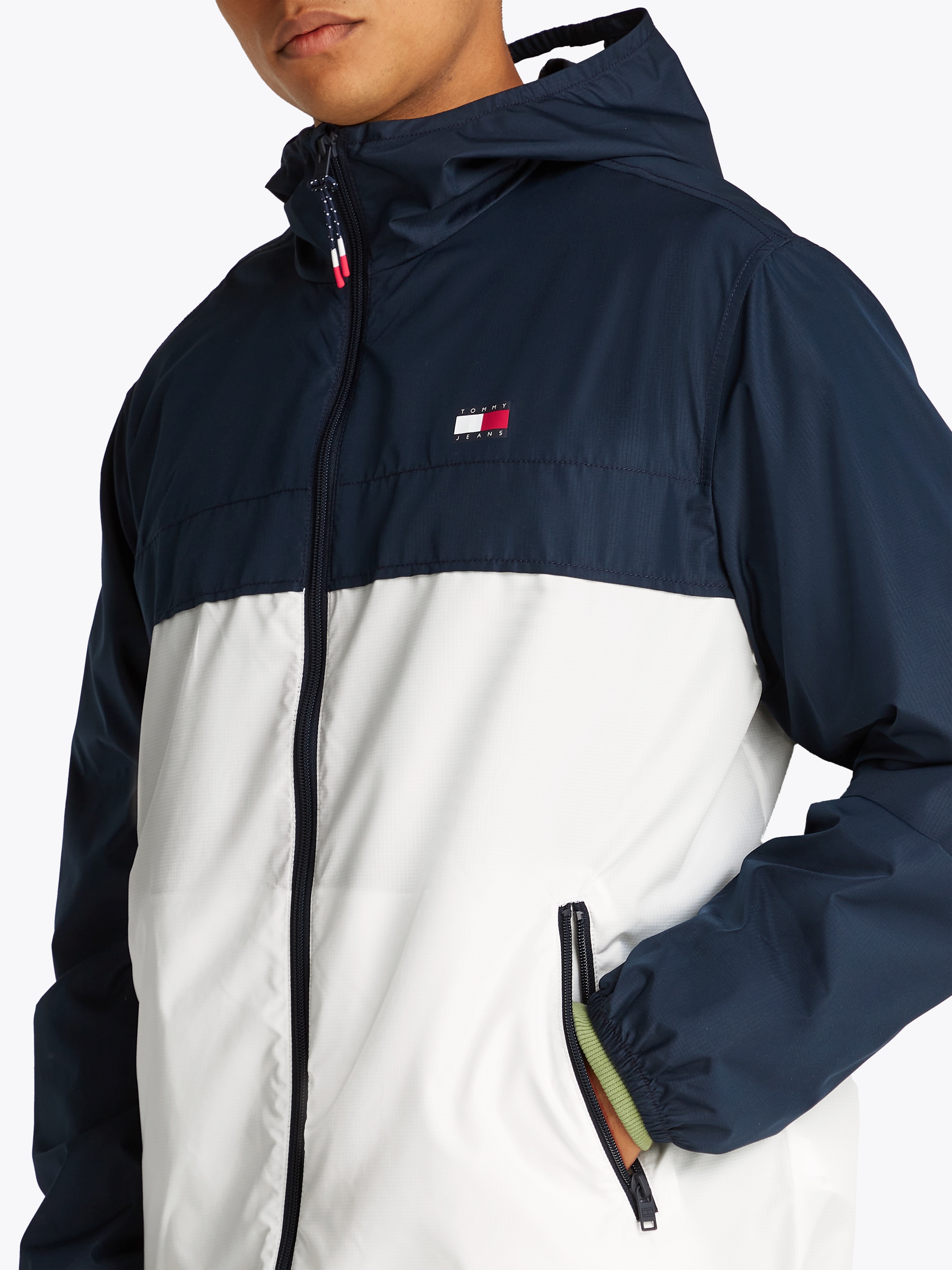 Tommy Jeans Outdoorjacke »TJM LW CHICAGO JACKET«, mit Kapuze, mit Logoprägung