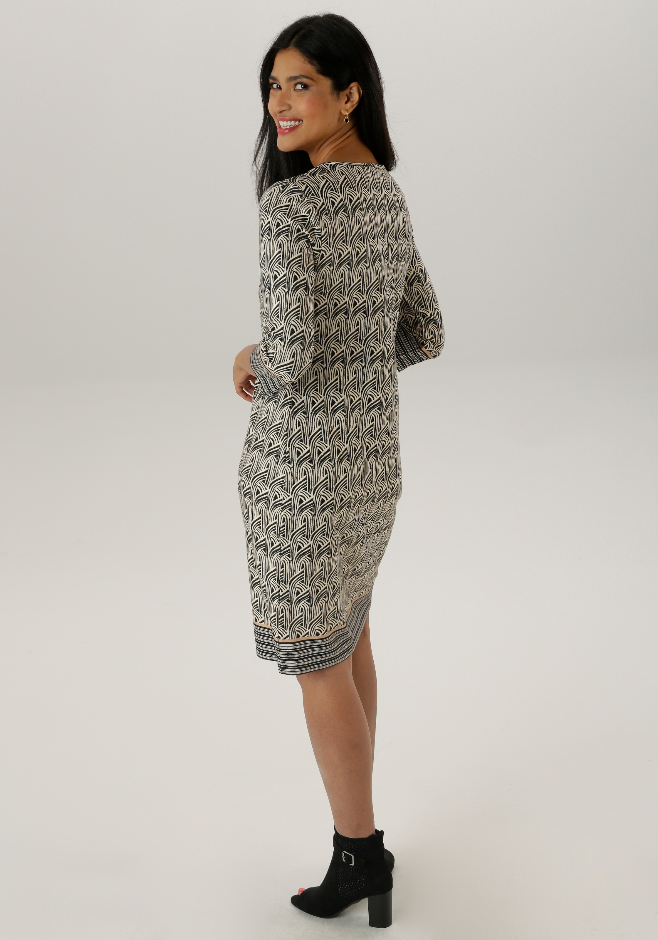 Aniston SELECTED Jerseykleid, mit schmückenden Cut-Out am Rundhalsausschnitt