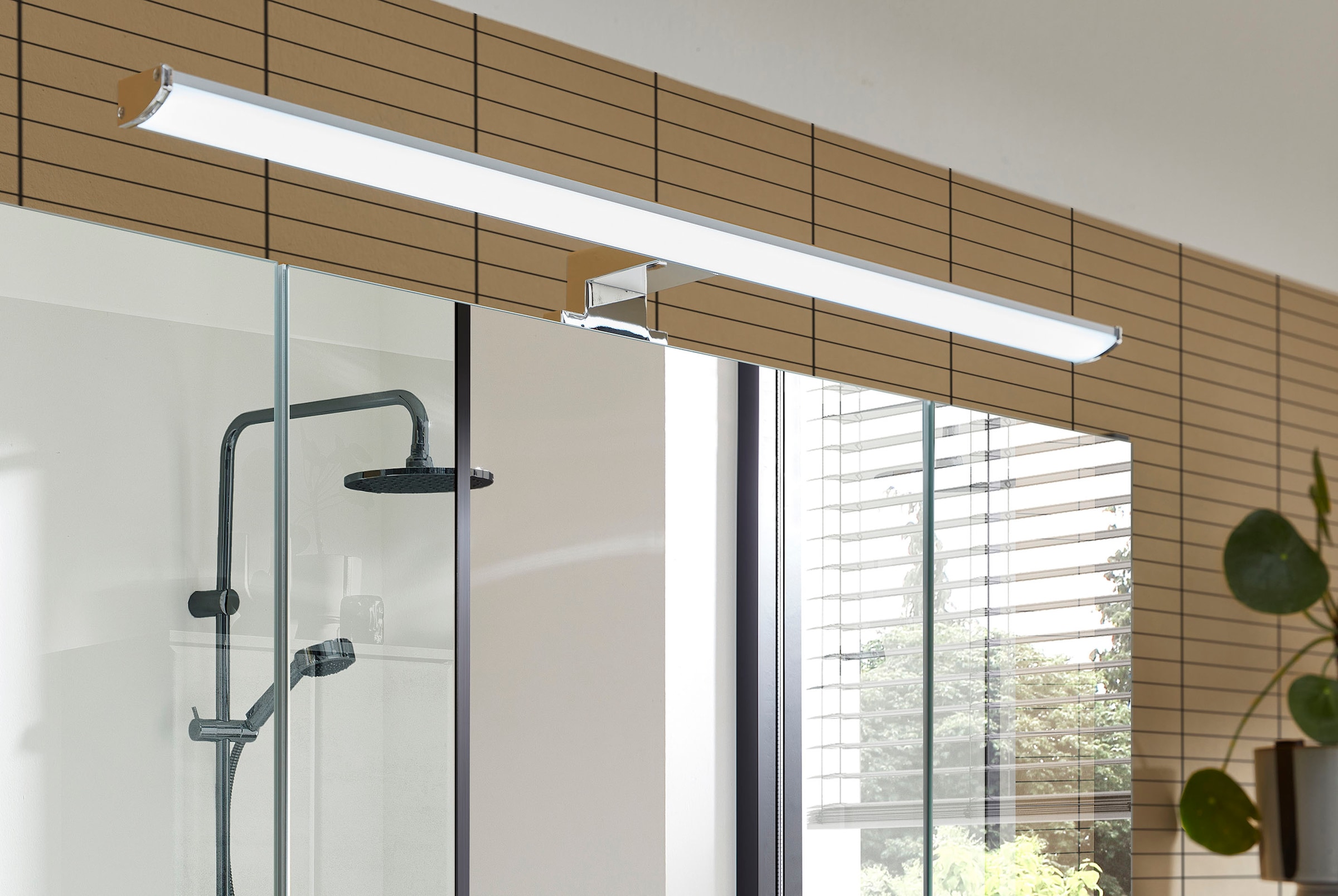 Saphir Badezimmerspiegelschrank »Quickset 945 Badschrank, 3 Spiegeltüren, 6 Einlegeböden, 80 cm breit«, inkl. LED-Beleuchtung, Türdämpfer, Schalter-/Steckdosenkombination