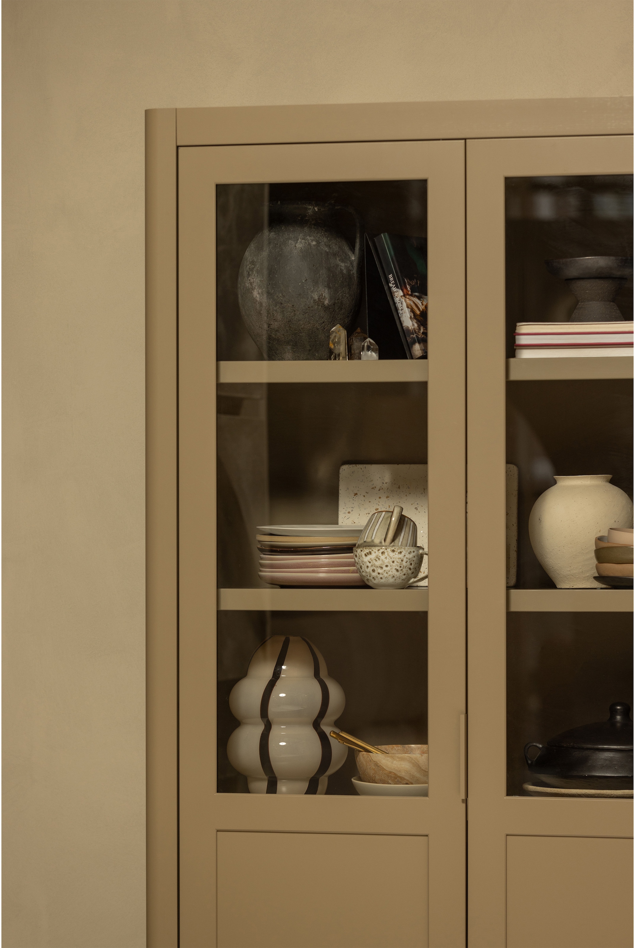 WOOOD Vitrine »GUNNAR« FSC®-zertifizierte Kiefer, bietet stilvolle Aufbewahrung auf 4 Böden