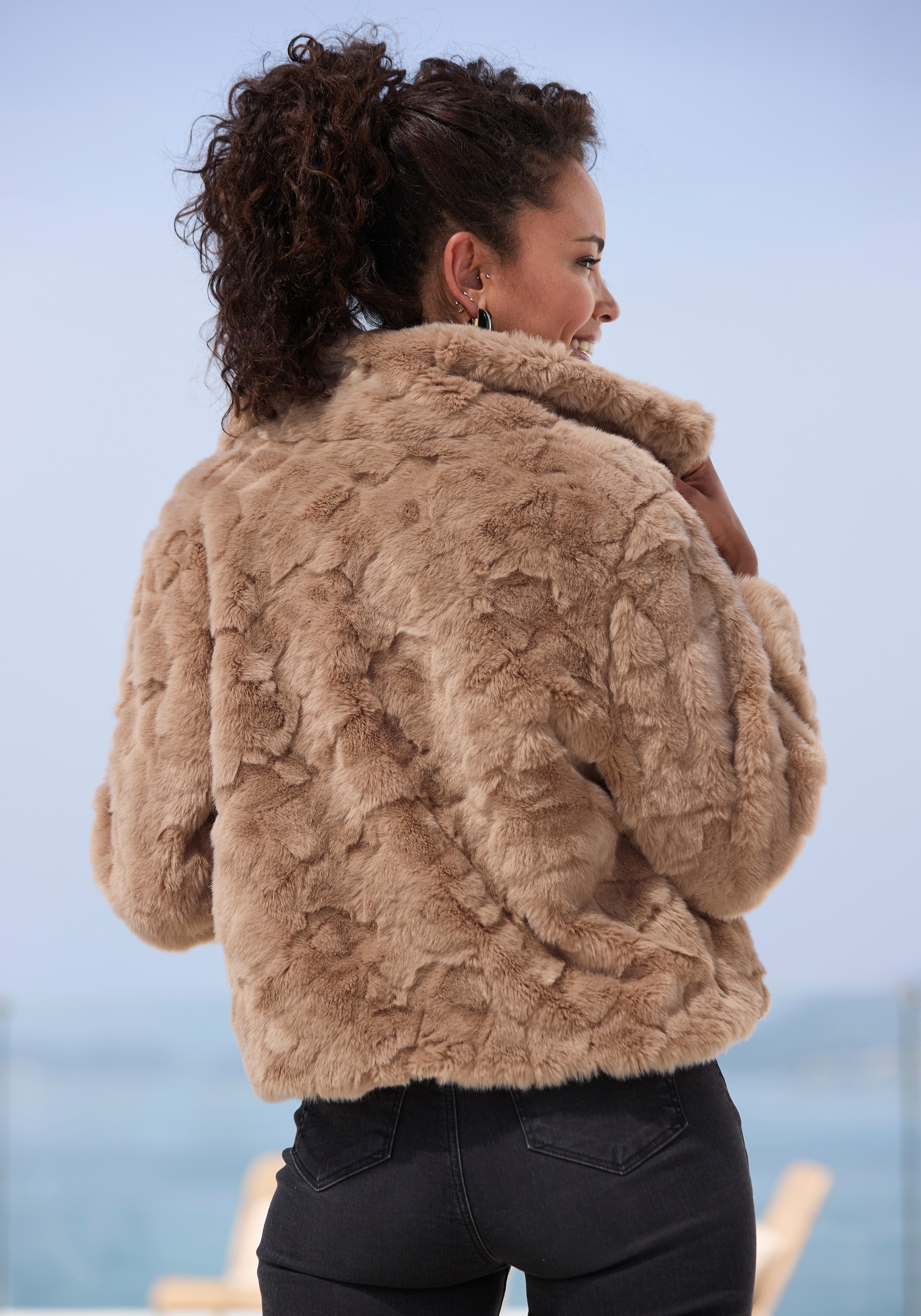 LASCANA Fellimitatjacke, kuschelige Kurzjacke aus Teddyplüsch