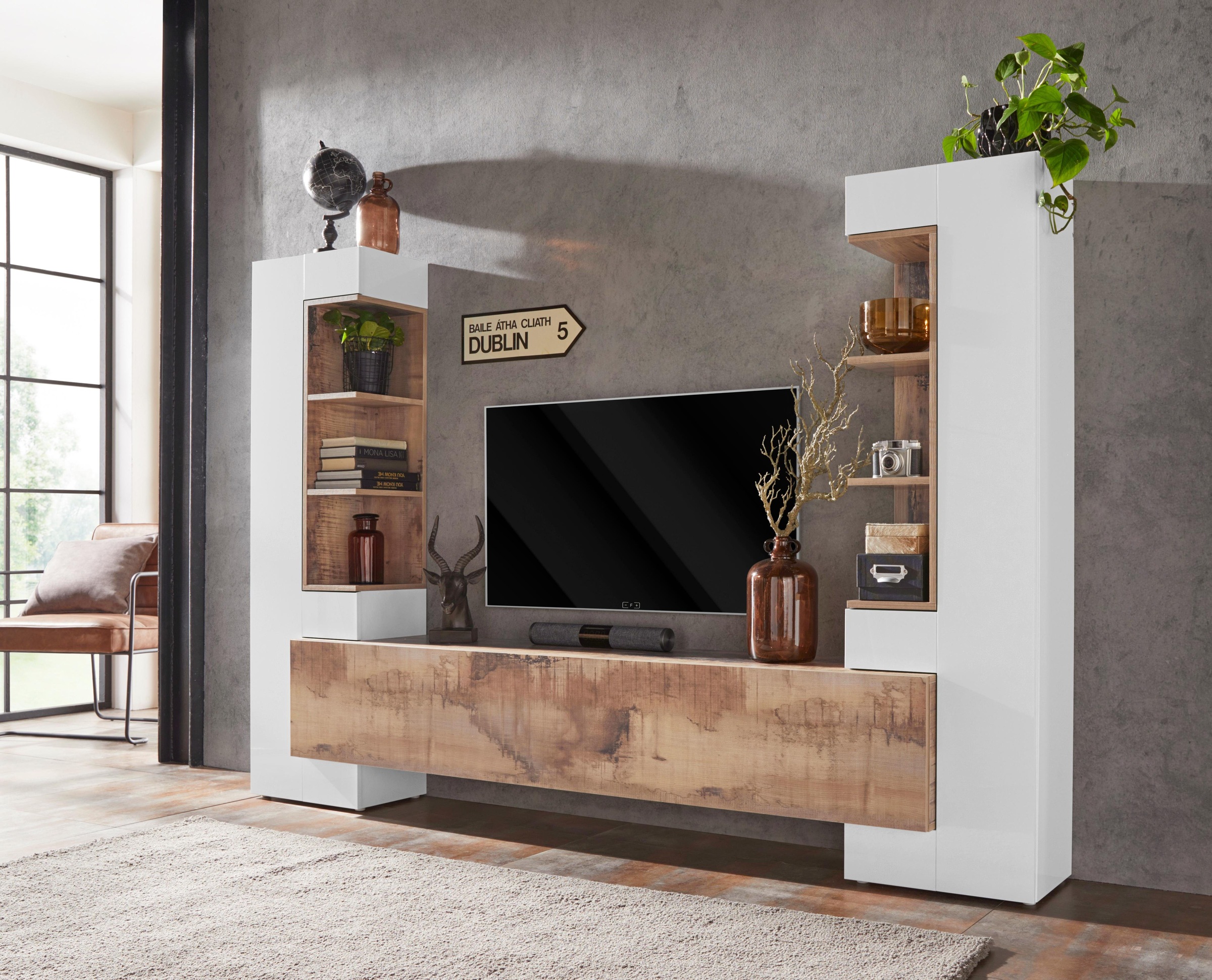 TV-Wand in Weiß und mit Holzelementen